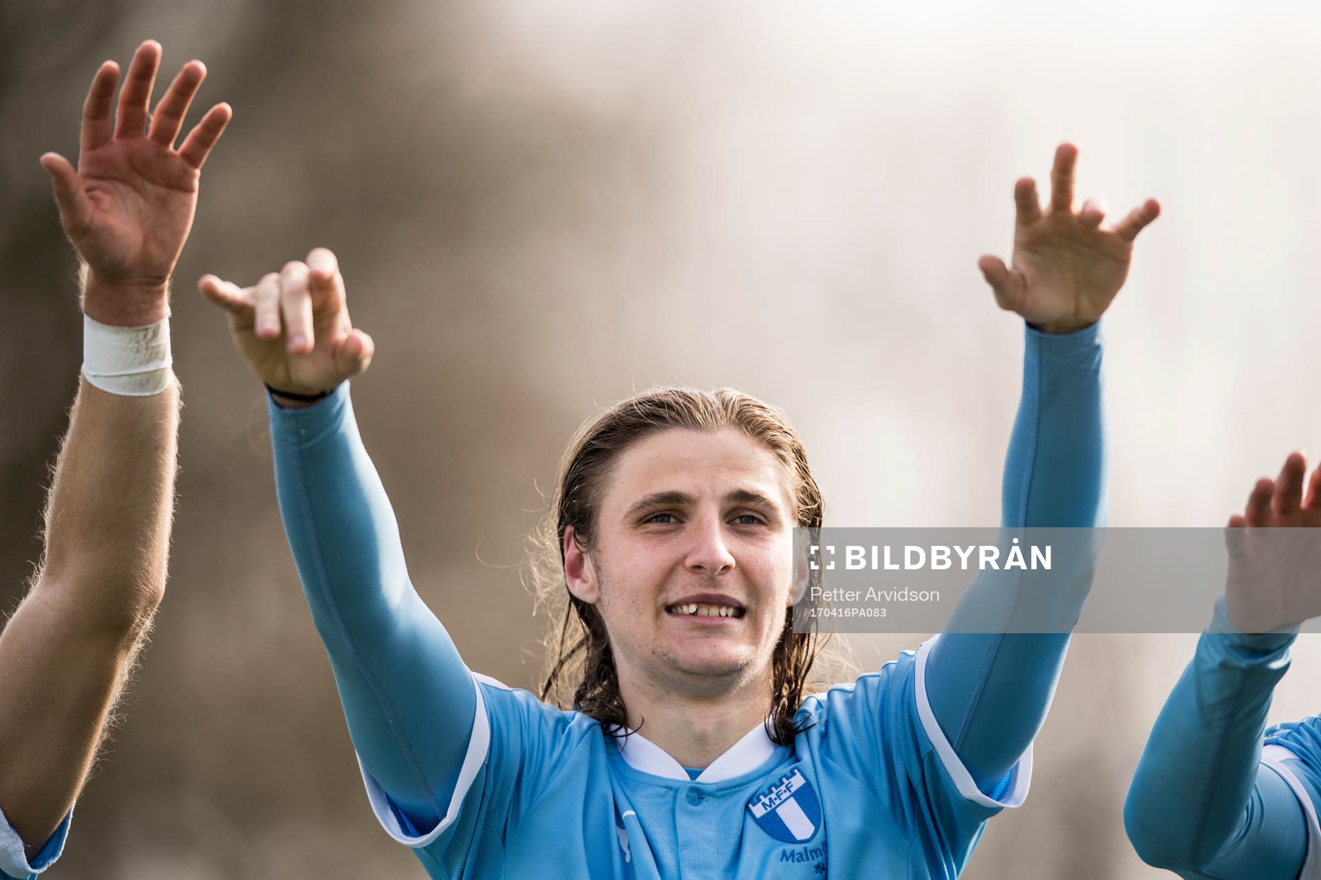 Malmö FFs Pawel Cibicki tackar publiken efter fotbollsmatchen i Allsvenskan mellan Halmstad och Malmö FF den 16 april 2017 i Halmstad.
