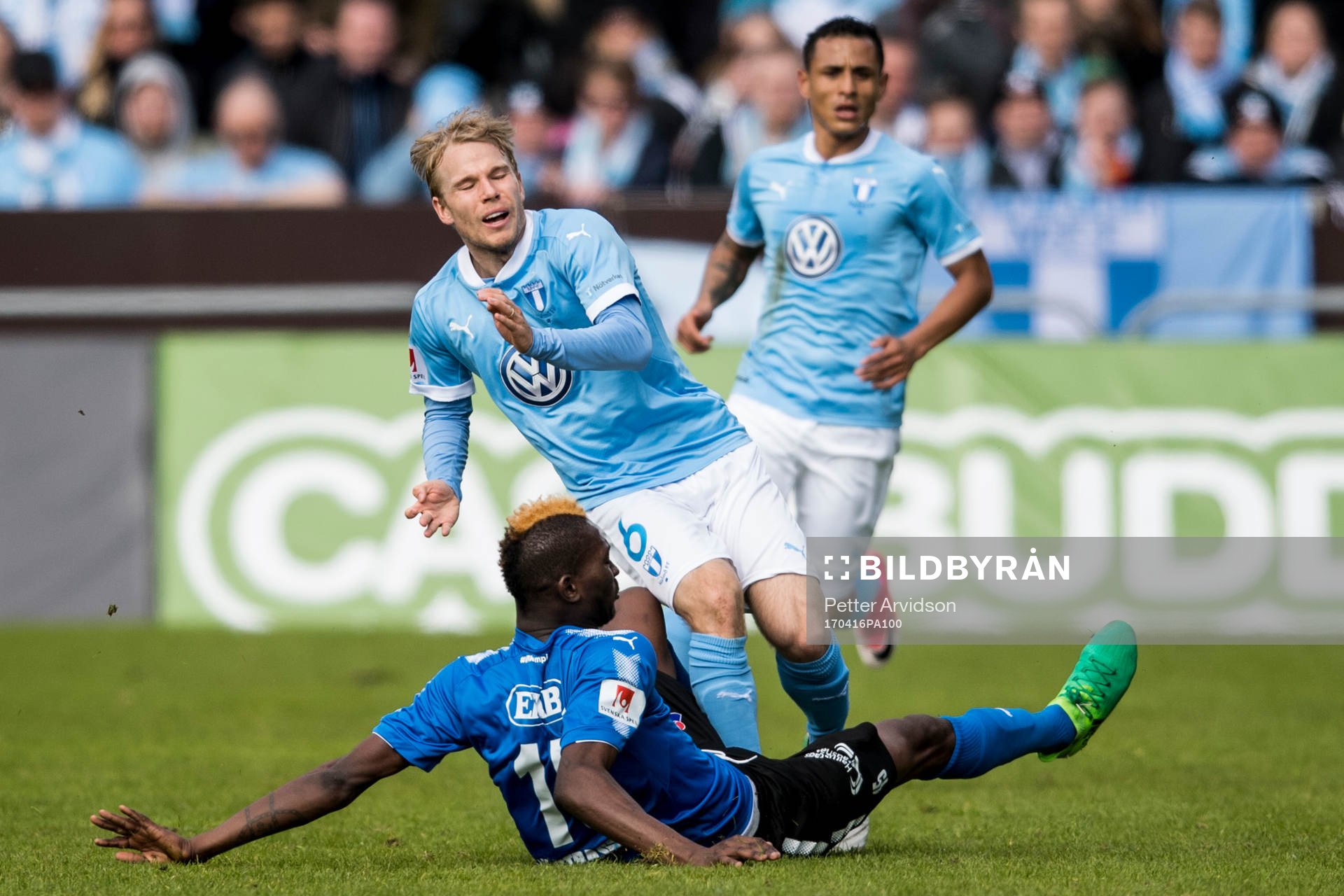 Halmstads Aboubakar Keita tacklar Malmö FFs Oscar Lewicki