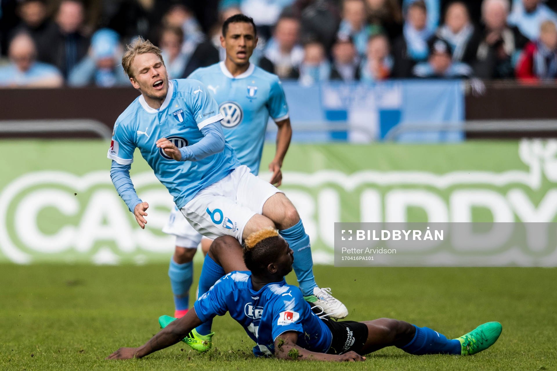 Halmstads Aboubakar Keita tacklar Malmö FFs Oscar Lewicki
