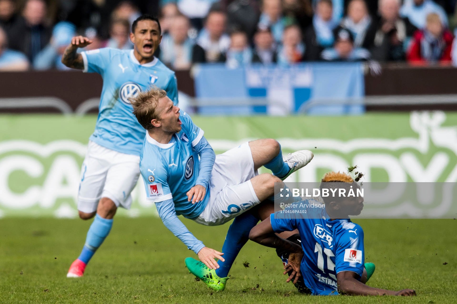 Halmstads Aboubakar Keita tacklar Malmö FFs Oscar Lewicki