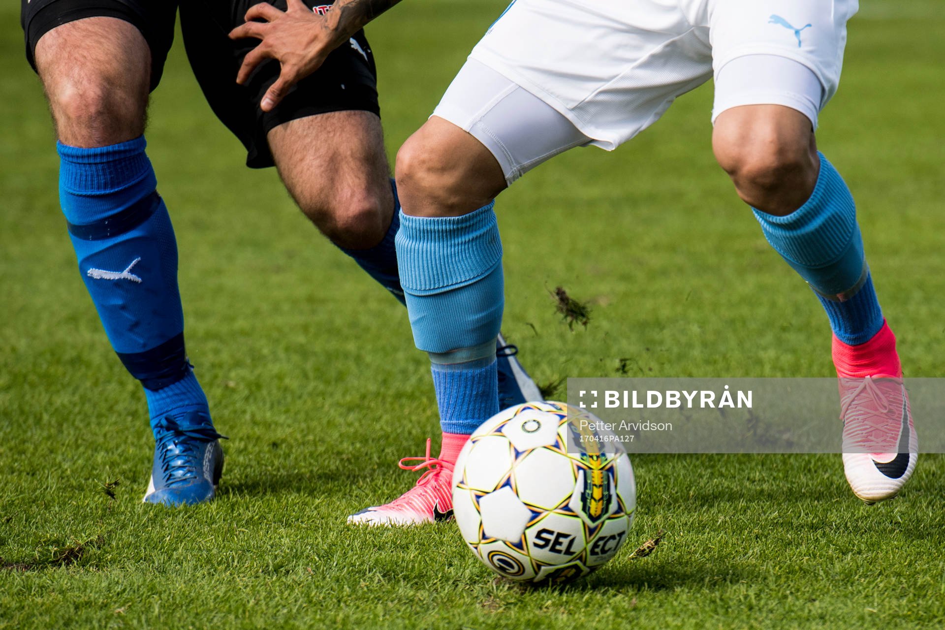 Fyra ben och en boll under fotbollsmatchen i Allsvenskan mellan Halmstad och Malmö FF den 16 april 2017 i Halmstad.