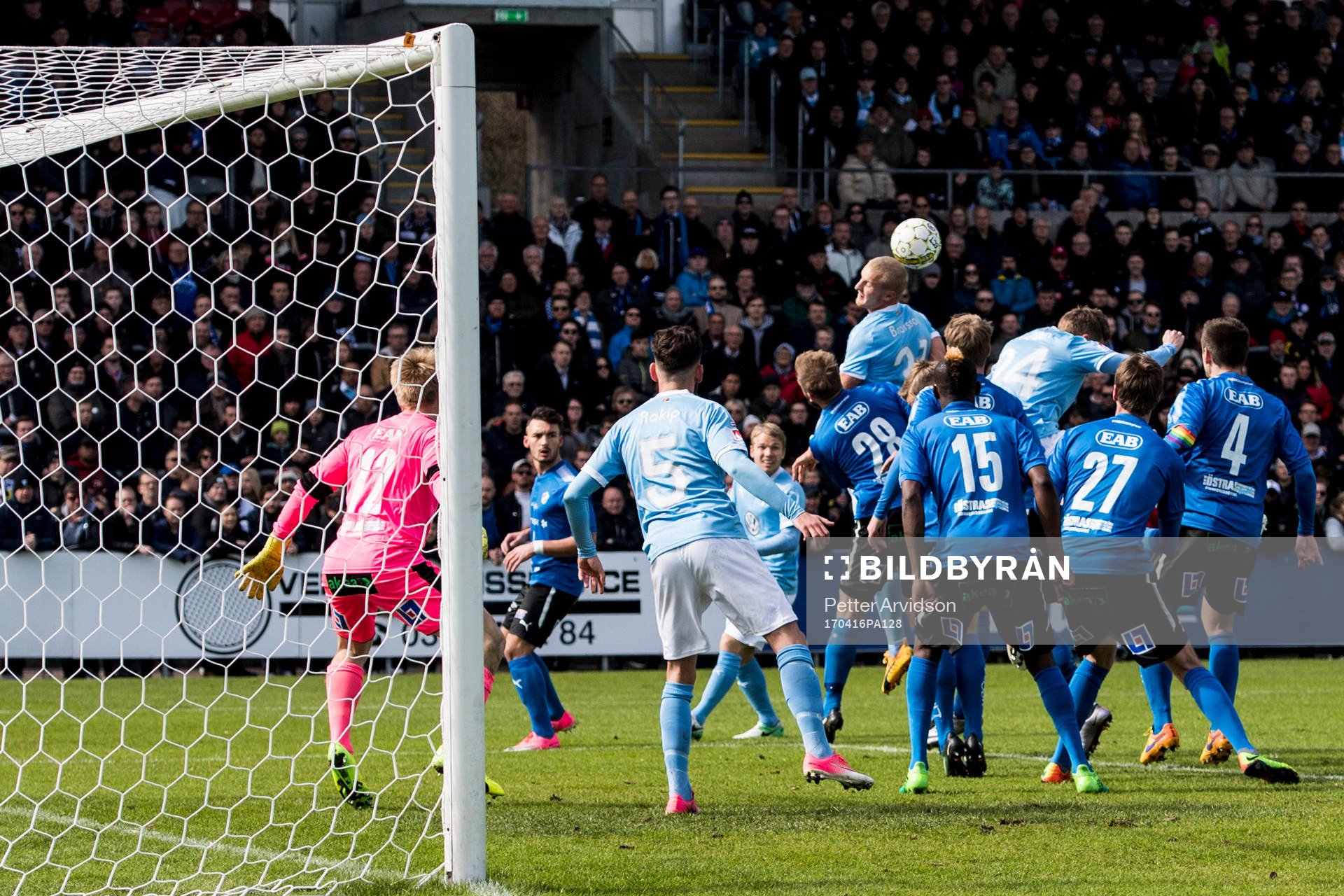 Malmö FFs Franz Brorsson oroar framför Halmstads målvakt