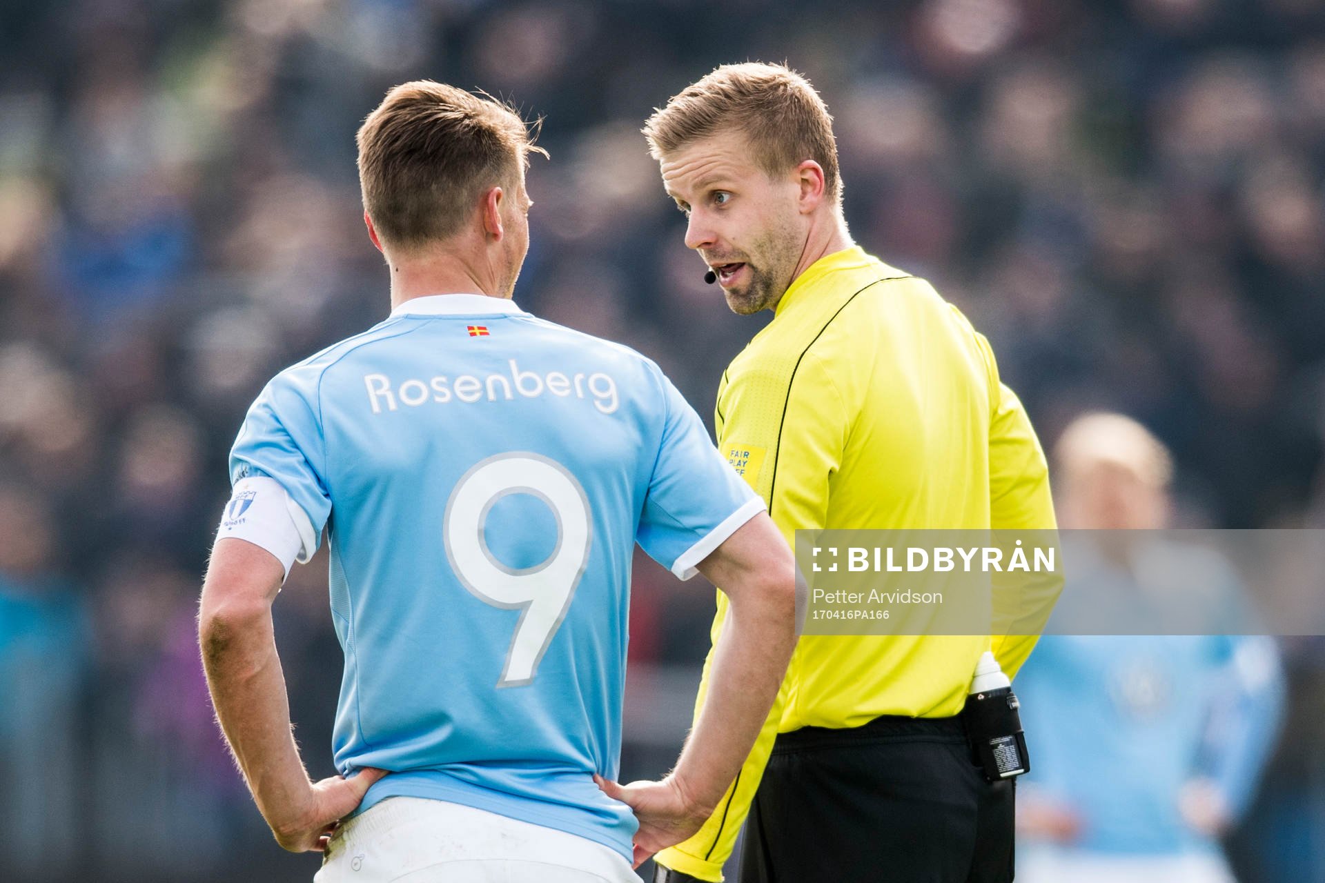 Malmö FFs Markus Rosenberg i samtal med domare Glenn Nyberg