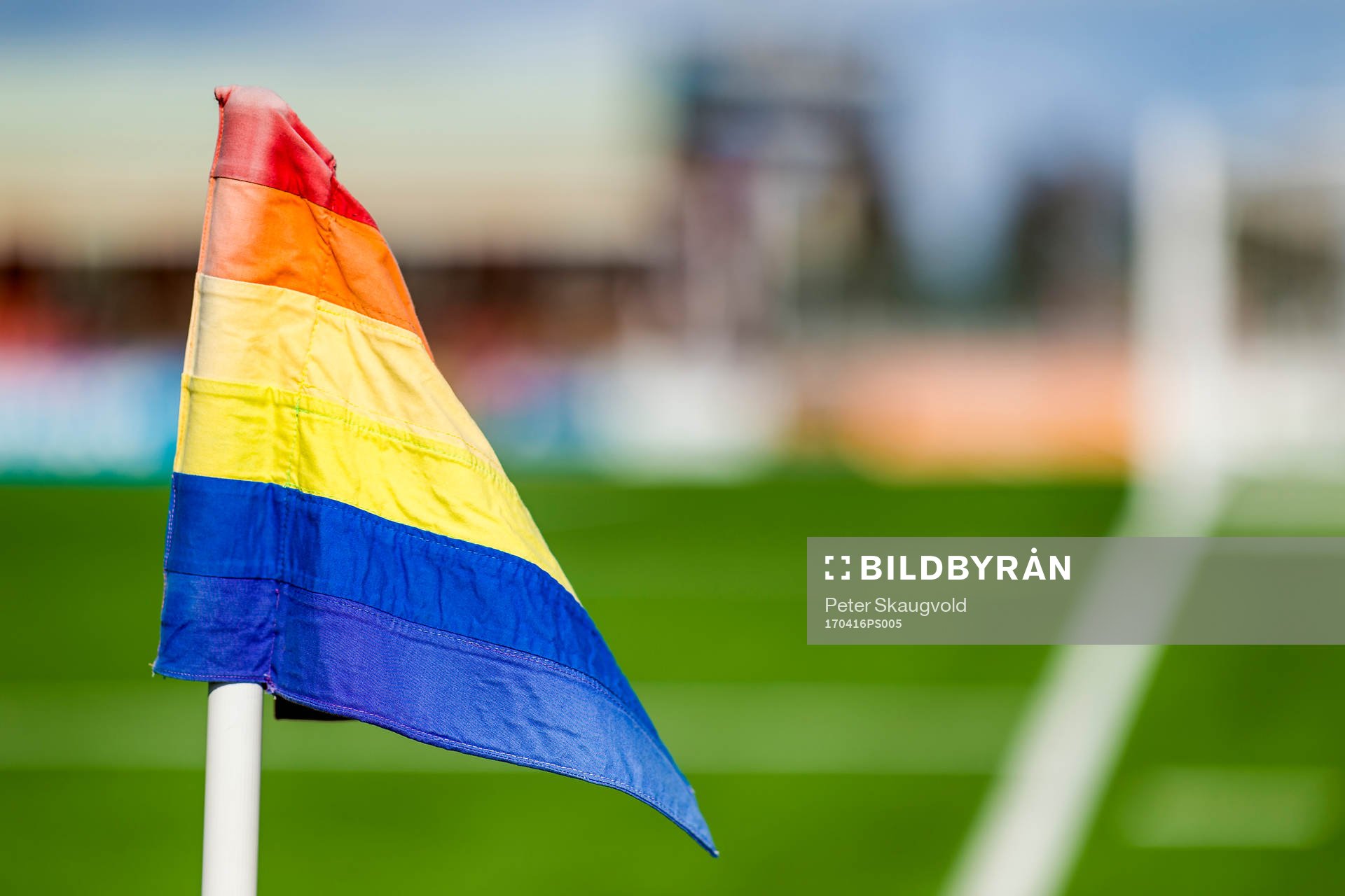 Generell bild på en hörnflagga i regnbågsfärgerna