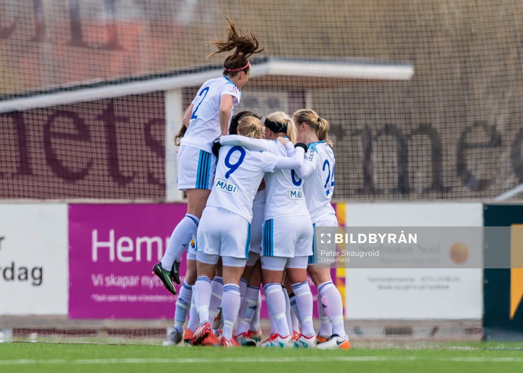 Djurgårdenspelarna jublar efter 0-1 målet under fotbollsmatchen i Damallsvenskan mellan Piteå och Djurgården den 16 April 2017 i Piteå.