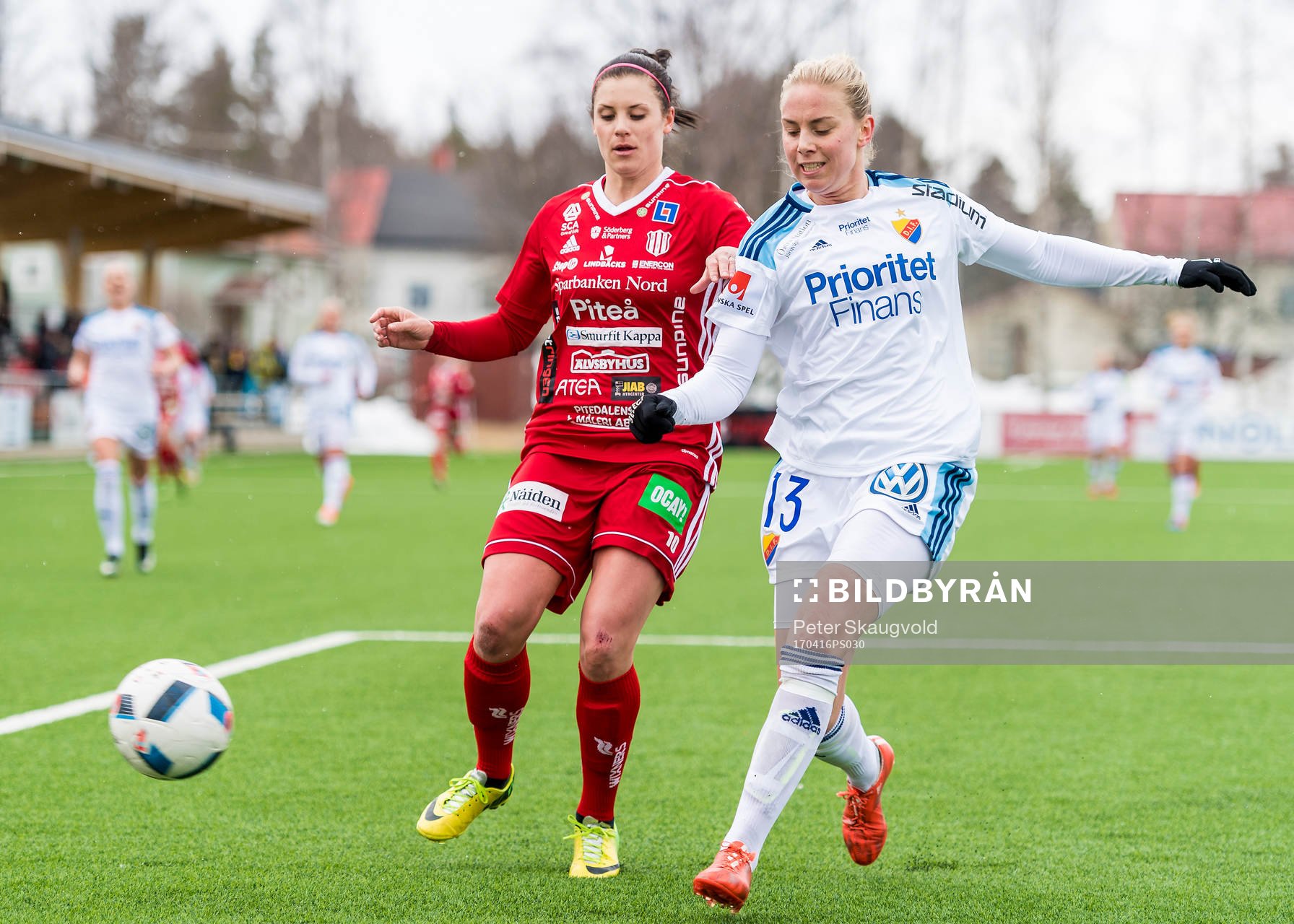 Piteås Hanna Pettersson i kamp med Djurgårdens Petronella Ekroth under fotbollsmatchen i Damallsvenskan mellan Piteå och Djurgården den 16 April 2017 i Piteå.