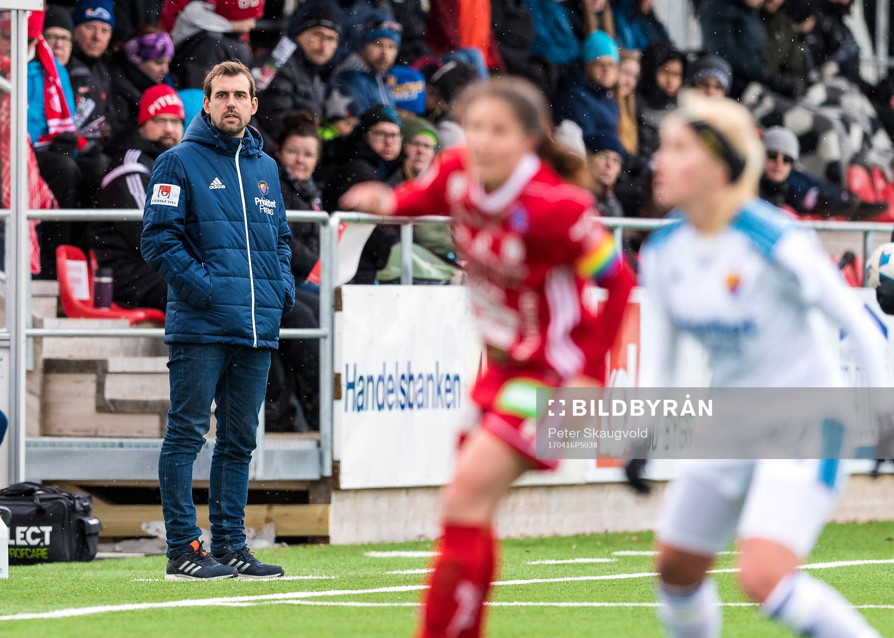 Djurgårdens tränare Joel Riddez under fotbollsmatchen i Damallsvenskan mellan Piteå och Djurgården den 16 April 2017 i Piteå.