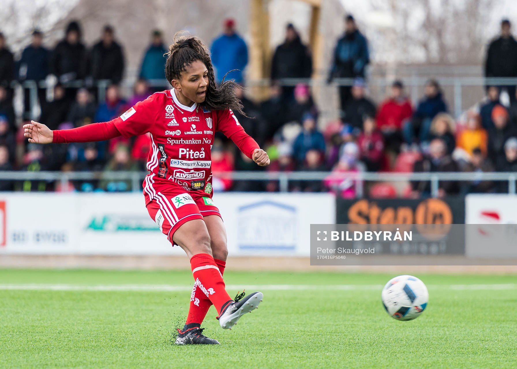 Piteås Madelen Janogy avlossar ett skott mot mål