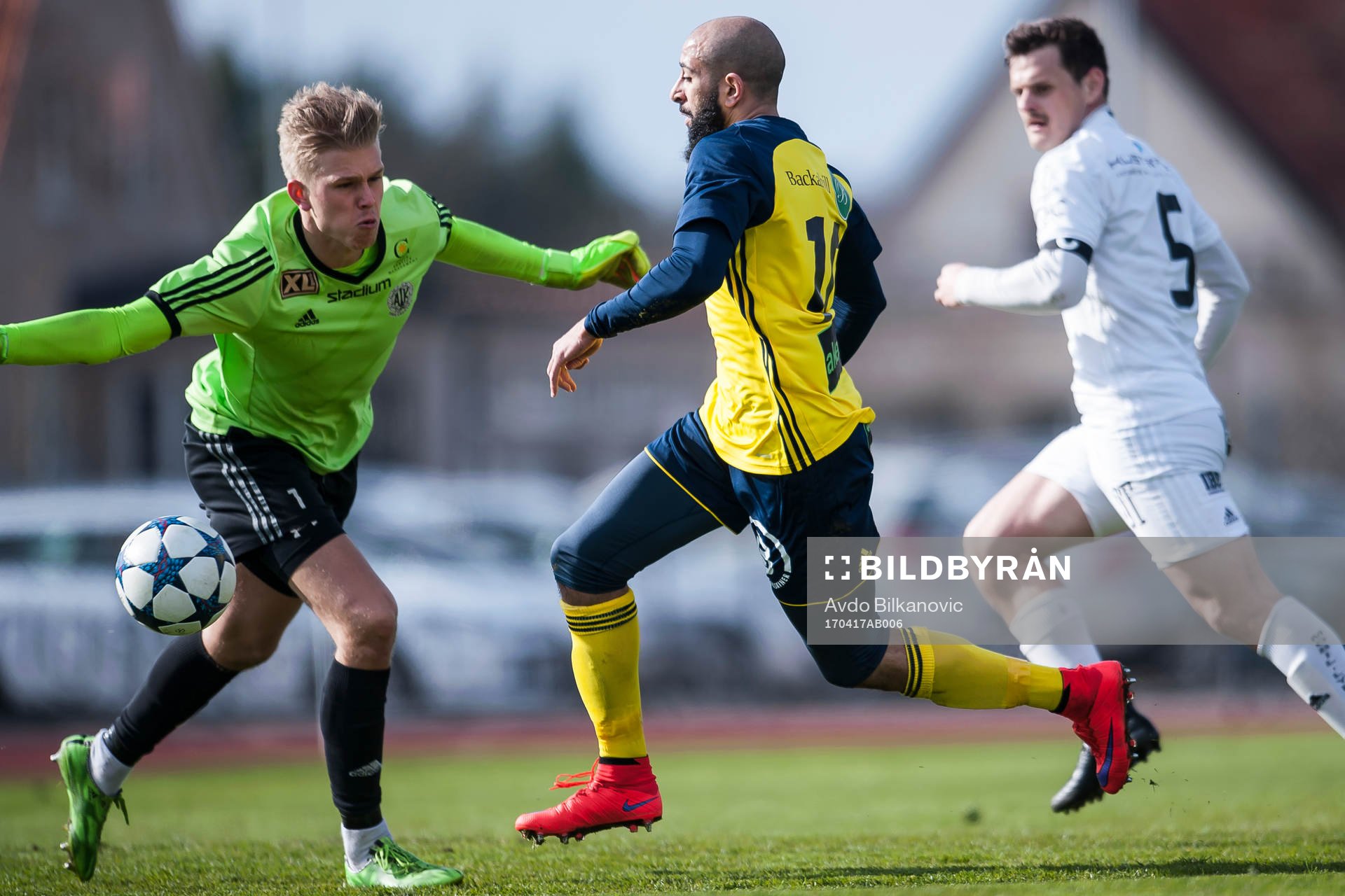 Oskarshamns målvakt Oliver Bergman fäller Ängelholms