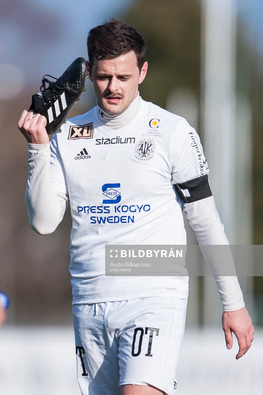 Oskarshamns Mergim Smakolli slår med skorna i pannsidan,