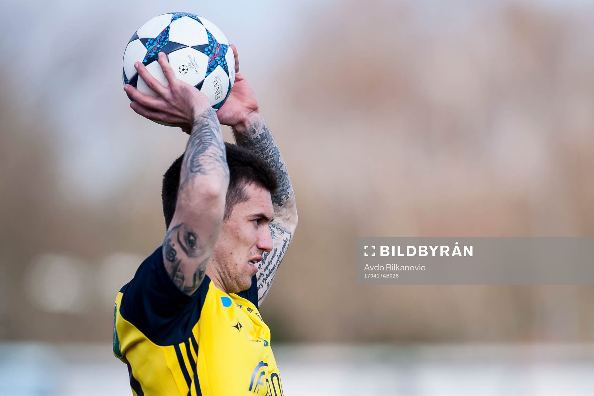 Ängelholms Nemanja Gojacanin gör inkast under fotbollsmatchen i Division 1 Södra mellan Ängelholm och Oskarshamn den 17 april 2017 i Ängelholm.