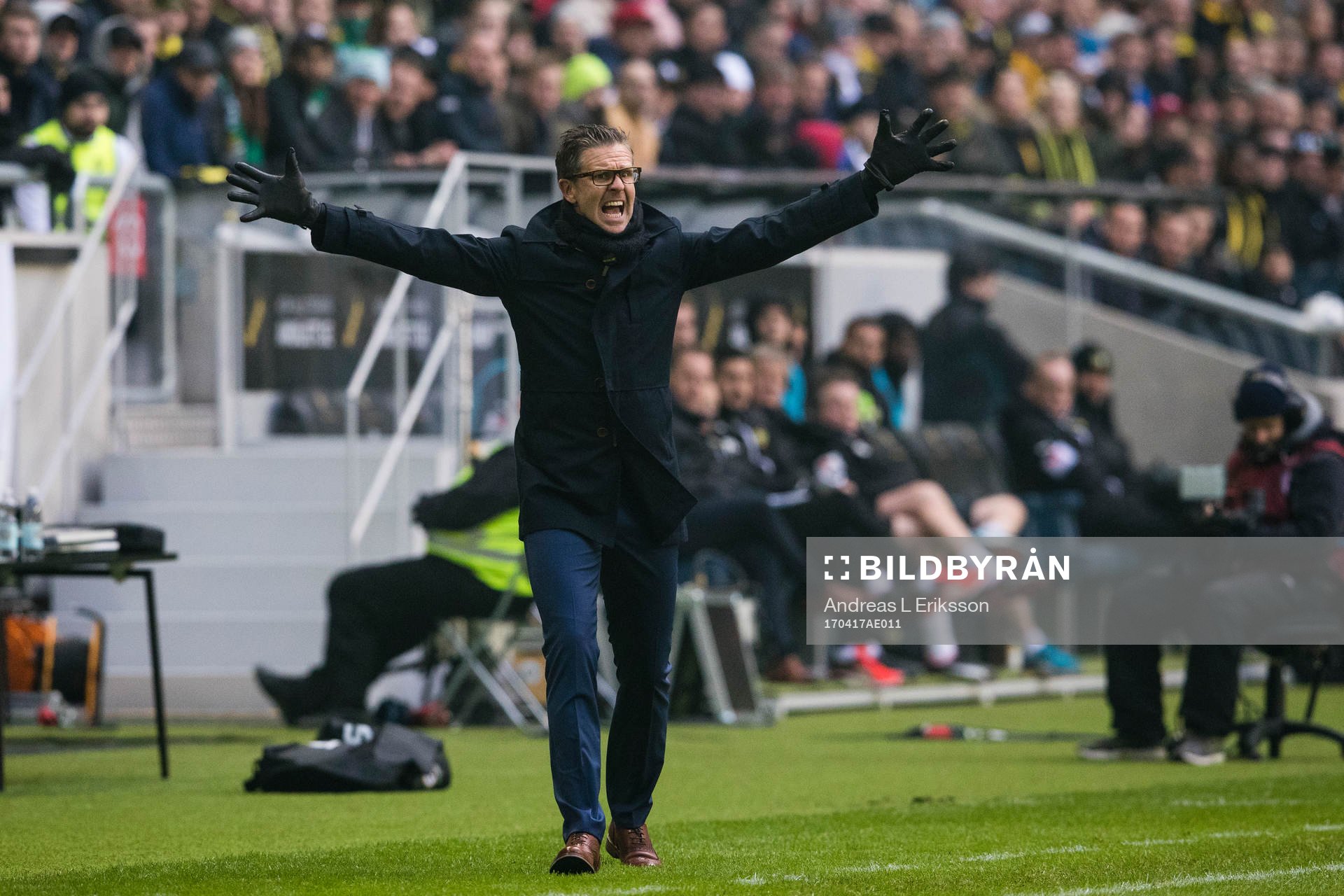s tränare Rikard Norling reagerar