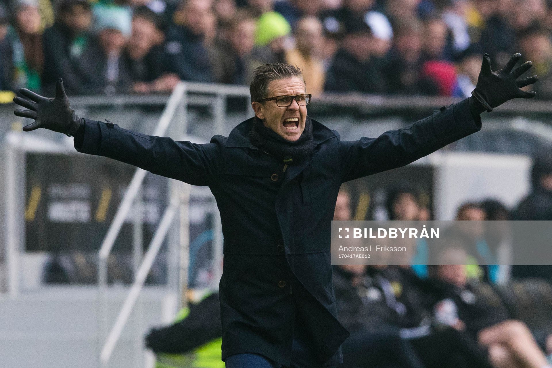 s tränare Rikard Norling reagerar