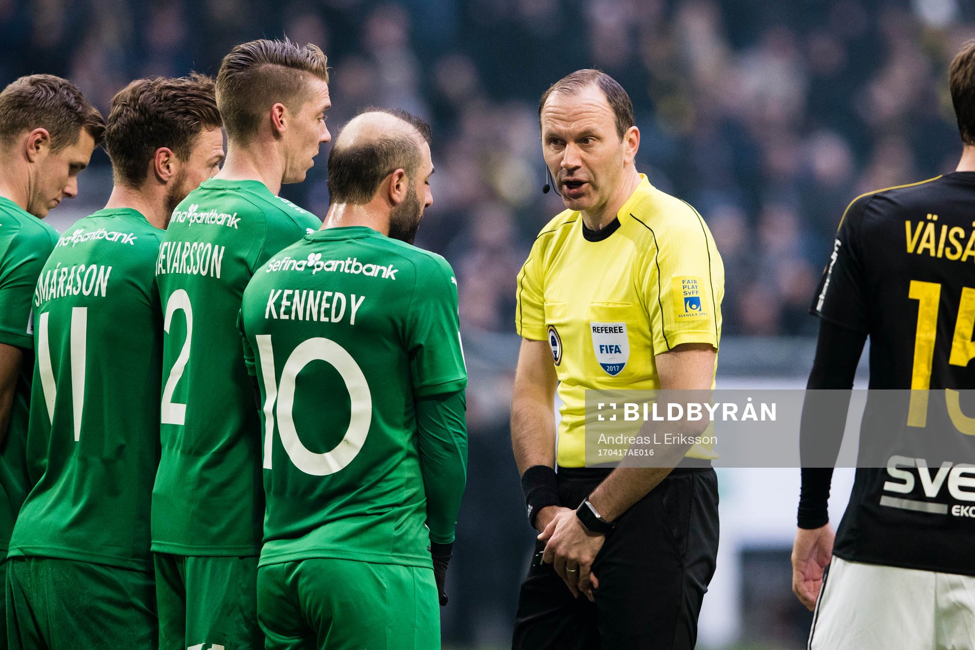 Domare Jonas Erikson visar Hammarbys Arnór Smárason,