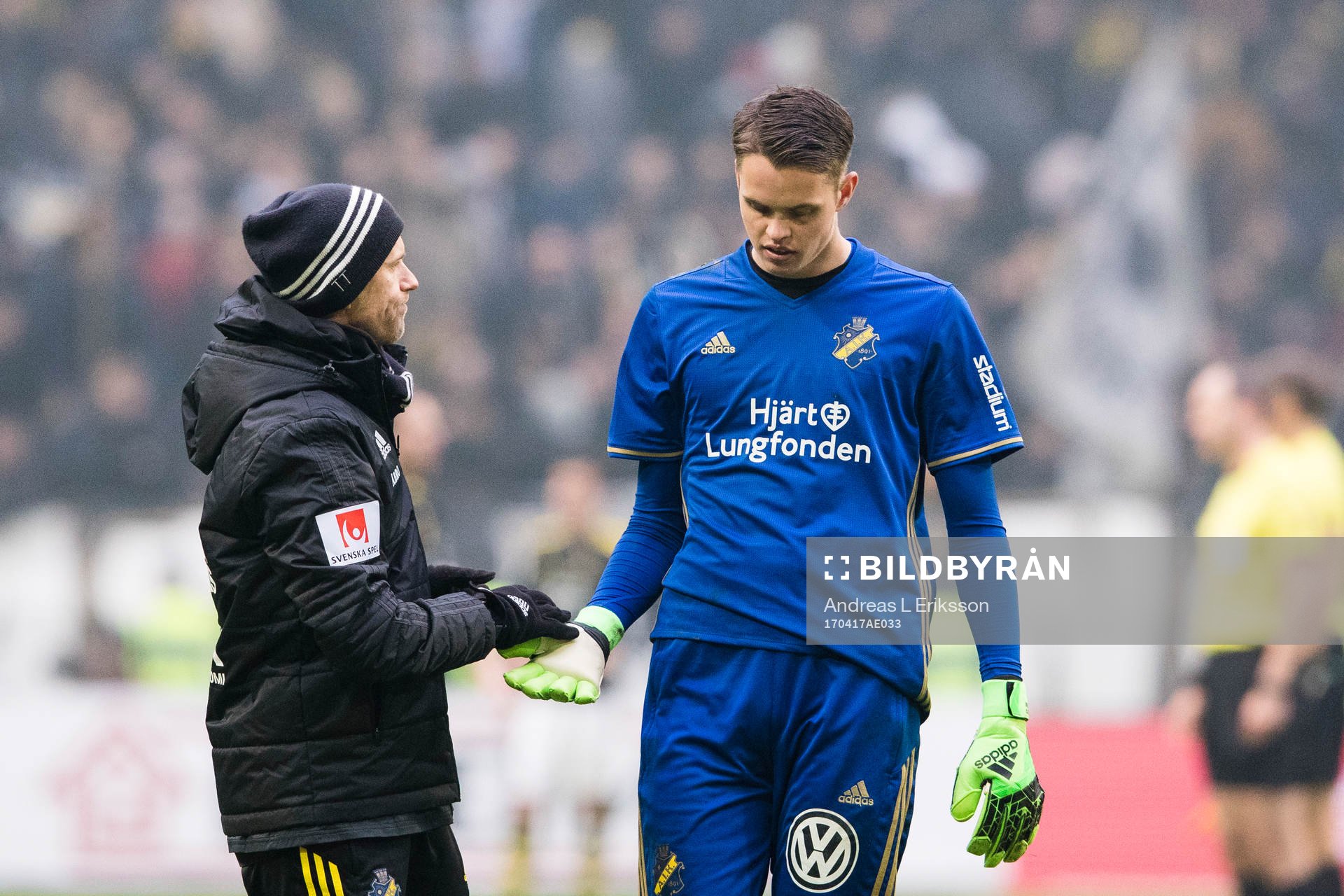 s målvaktstränare Thomas Thudin tröstar AIK:s målvakt