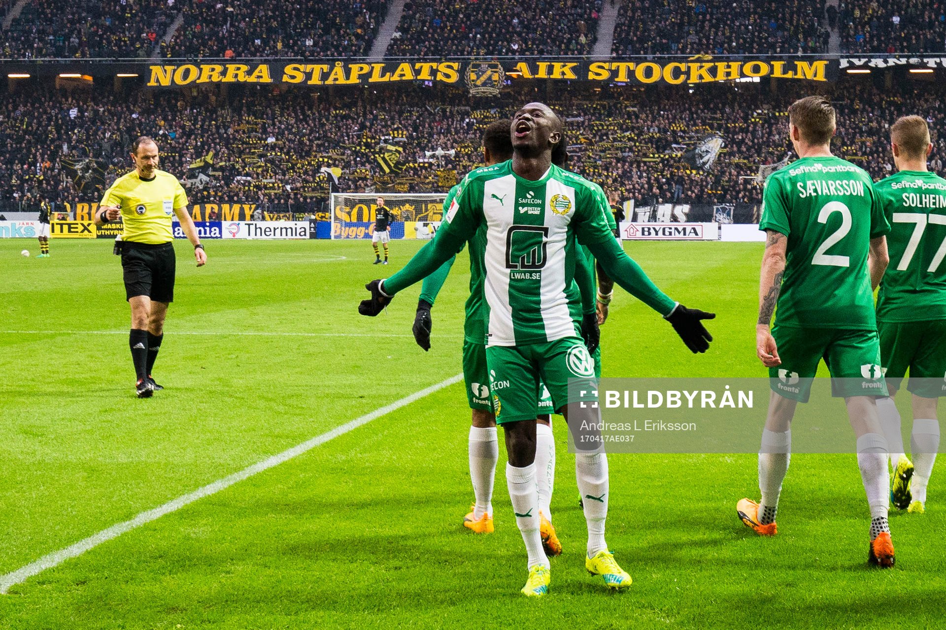 Hammarbys Pa Amat Dibba jublar eftert att ha gjort 1-2 för