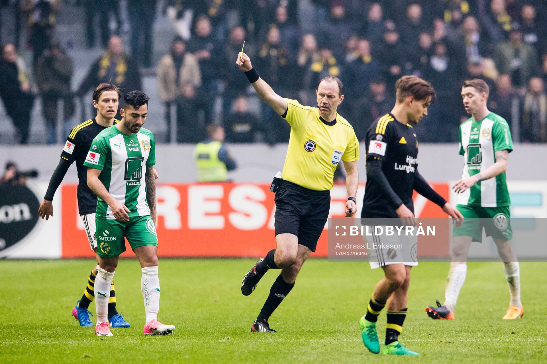 Hammarbys Jiloan Hamad får ett gult kort av domare Jonas