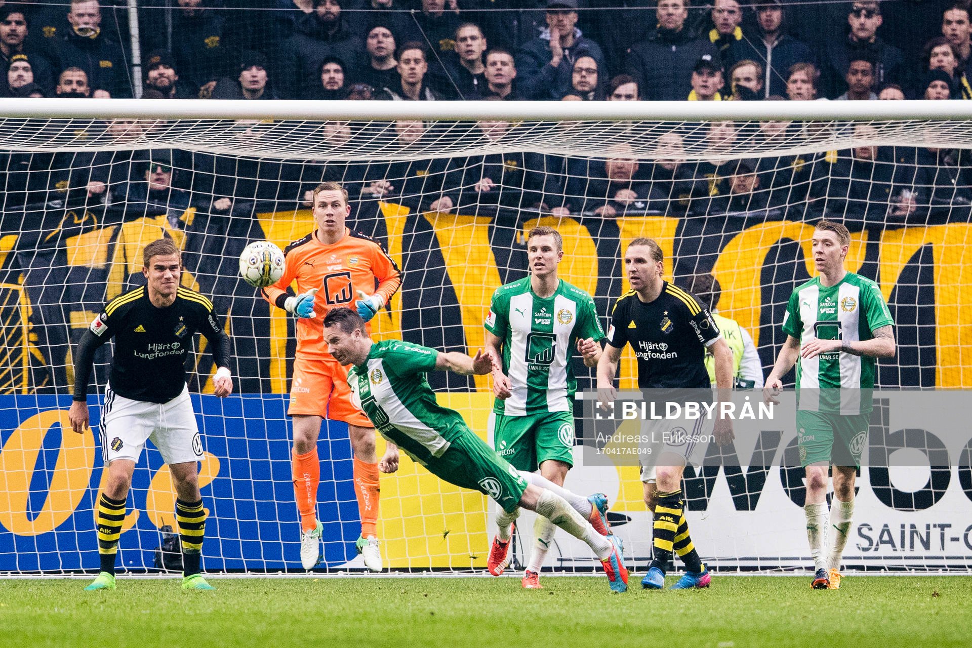 Hammarbys Johan Persson rensar undan bollen