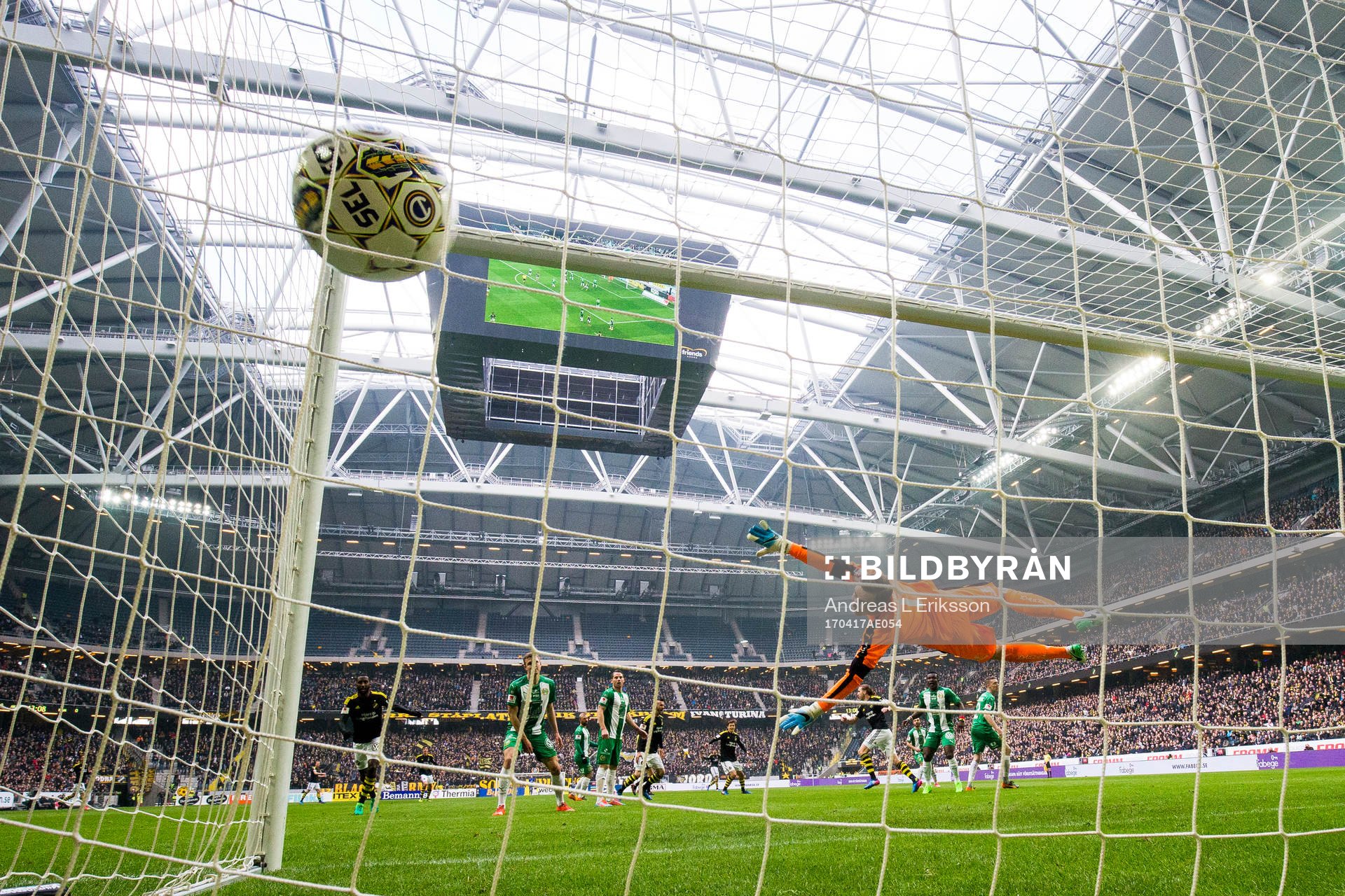 s Nils-Eric Johansson (ej i bild) nickar in 1-0 för AIK