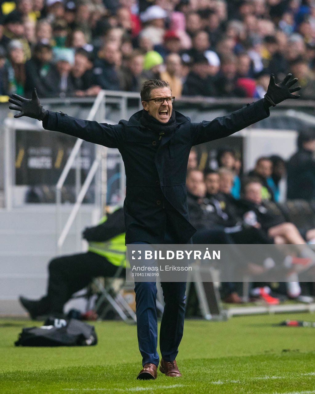 s tränare Rikard Norling reagerar