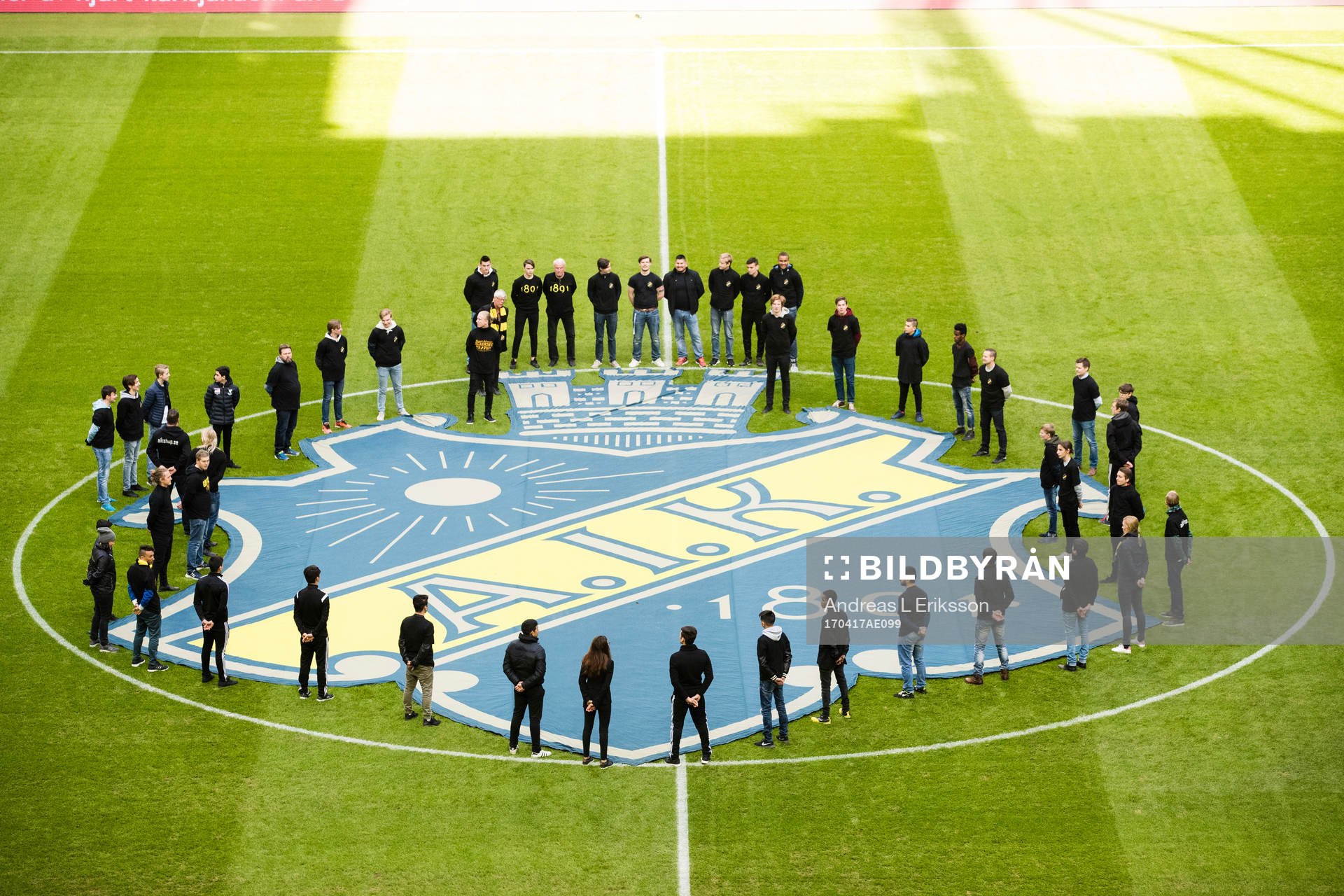 s emblem på mittcirkeln innan fotbollsmatchen i