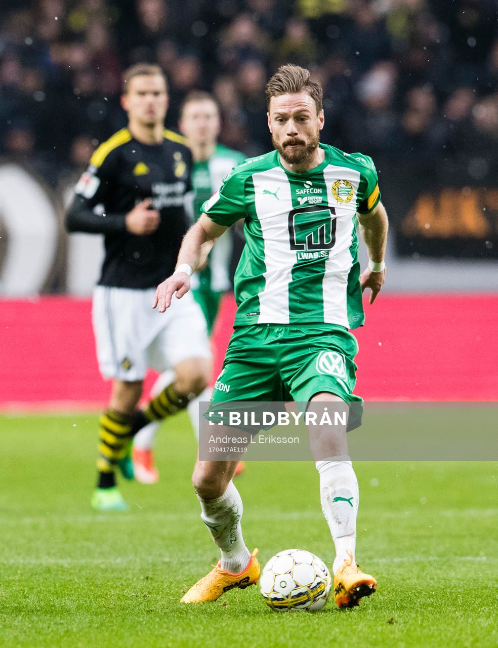 Hammarbys Arnór Smárason med bollen