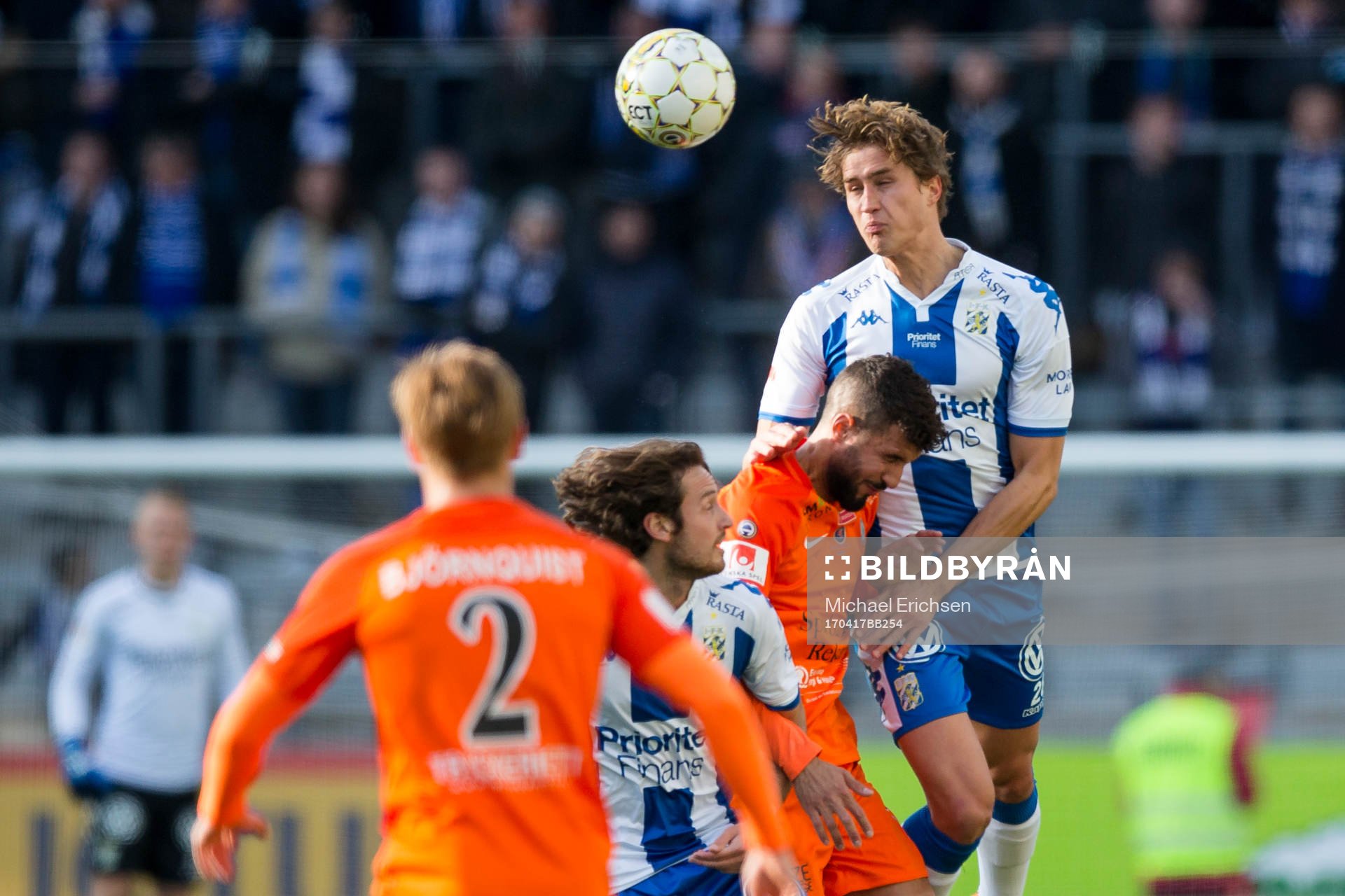 IFK Göteborgs Thomas Rogne når högst i luften