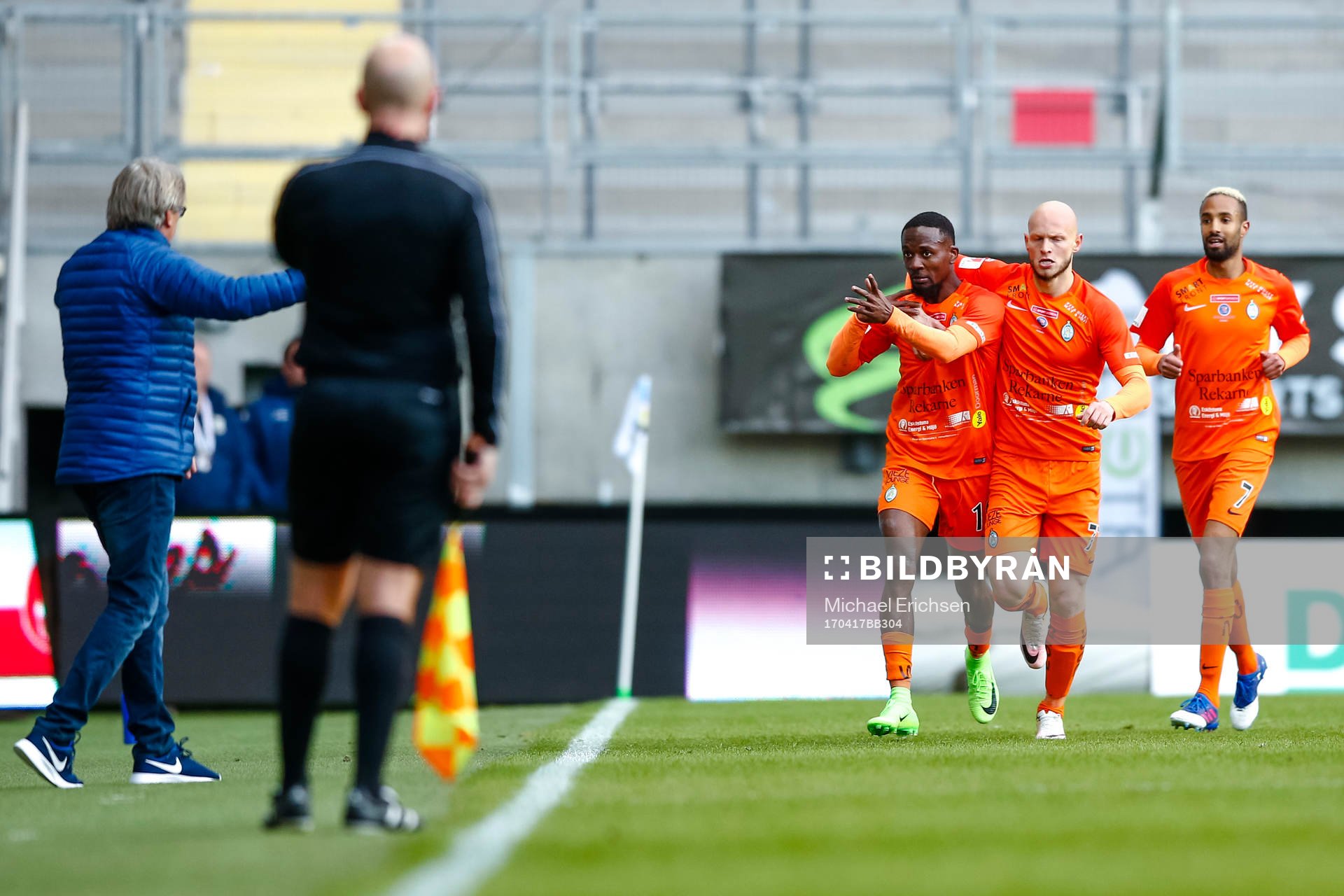 AFC Eskilstunas Buya Turay jublar med tränare Pelle Olsson