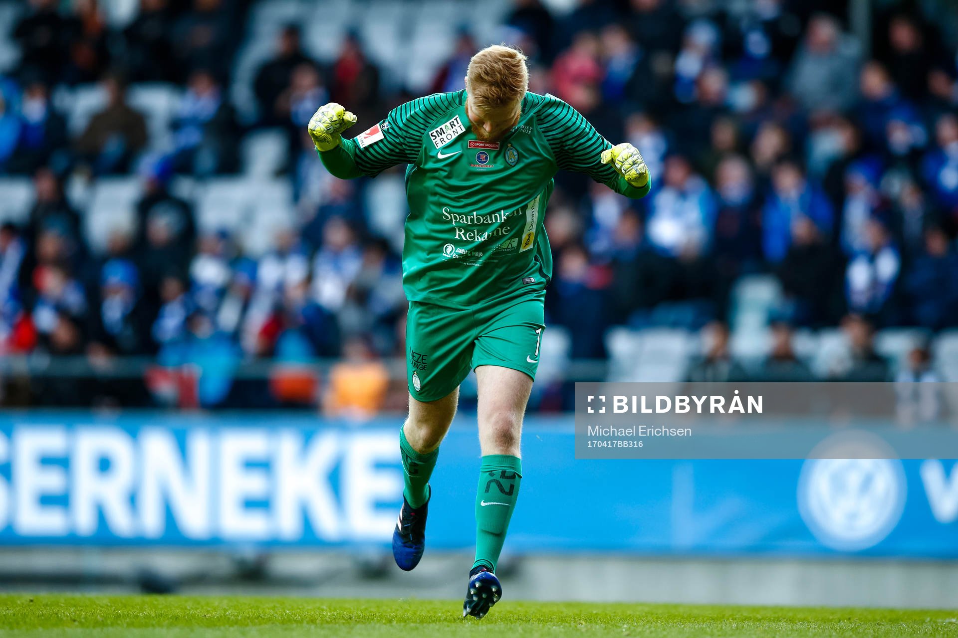 AFC Eskilstunas målvakt Tim Erlandsson  jublar