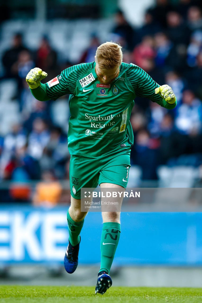 AFC Eskilstunas målvakt Tim Erlandsson  jublar