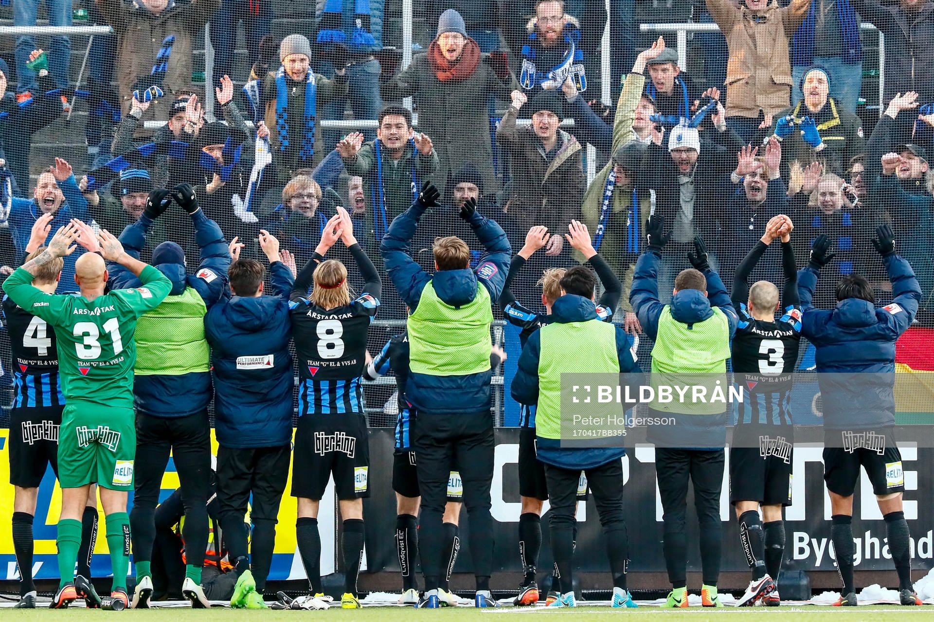 Sirius spelare och supportar jublar