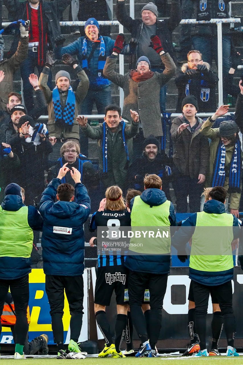 Sirius spelare och supportar jublar