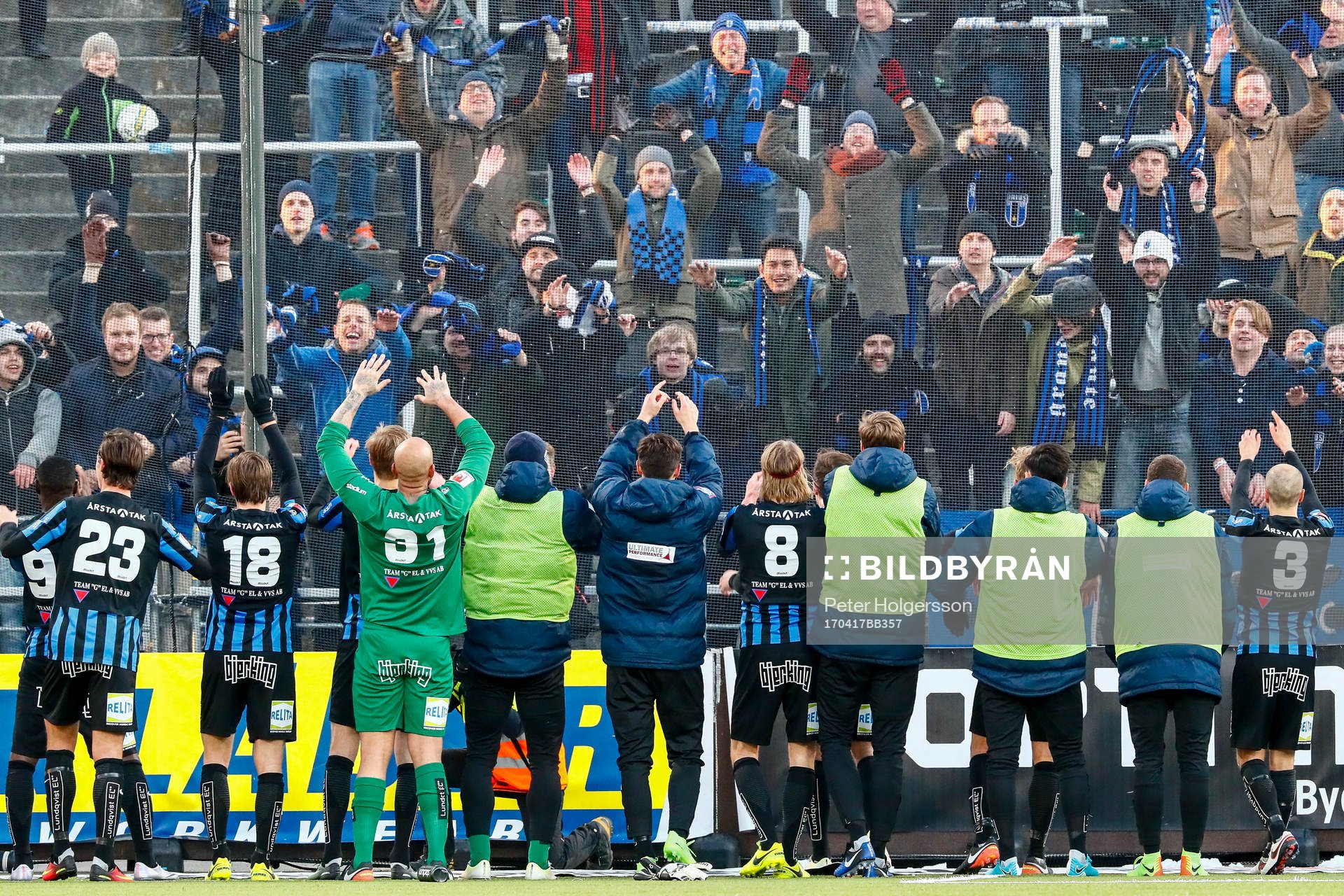 Sirius spelare och supportar jublar