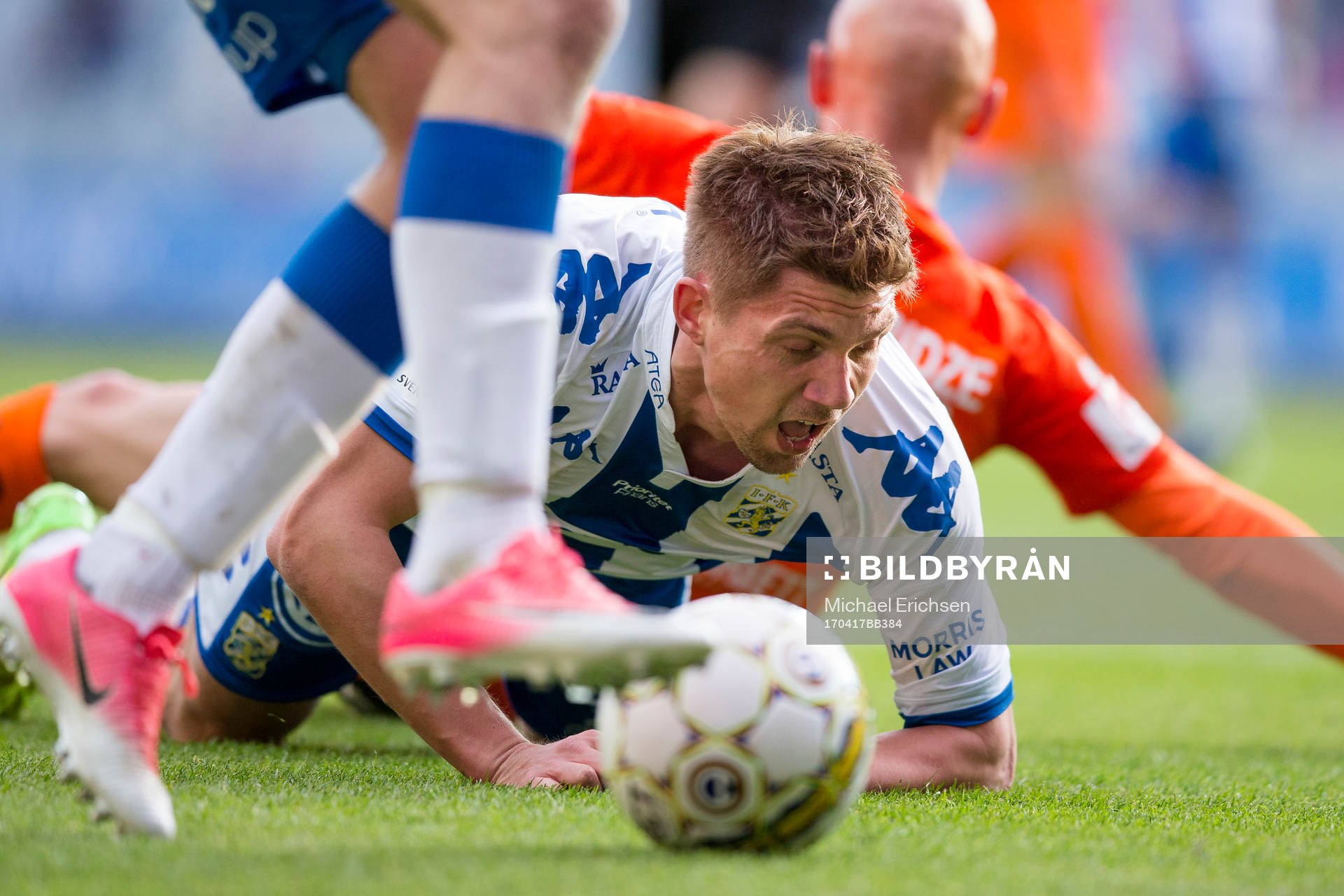 IFK Göteborgs Mikael Boman liggande