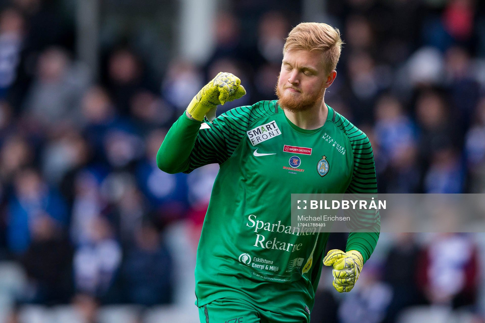 AFC Eskilstunas målvakt Tim Erlandsson jublar