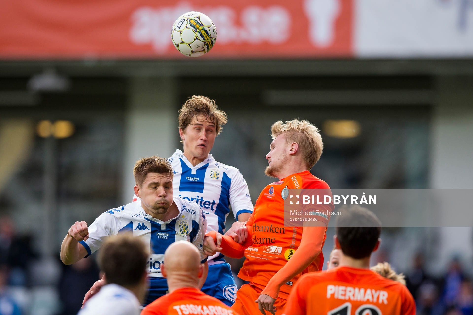 IFK Göteborgs Thomas Rogne i nickduell med AFC Eskilstunas