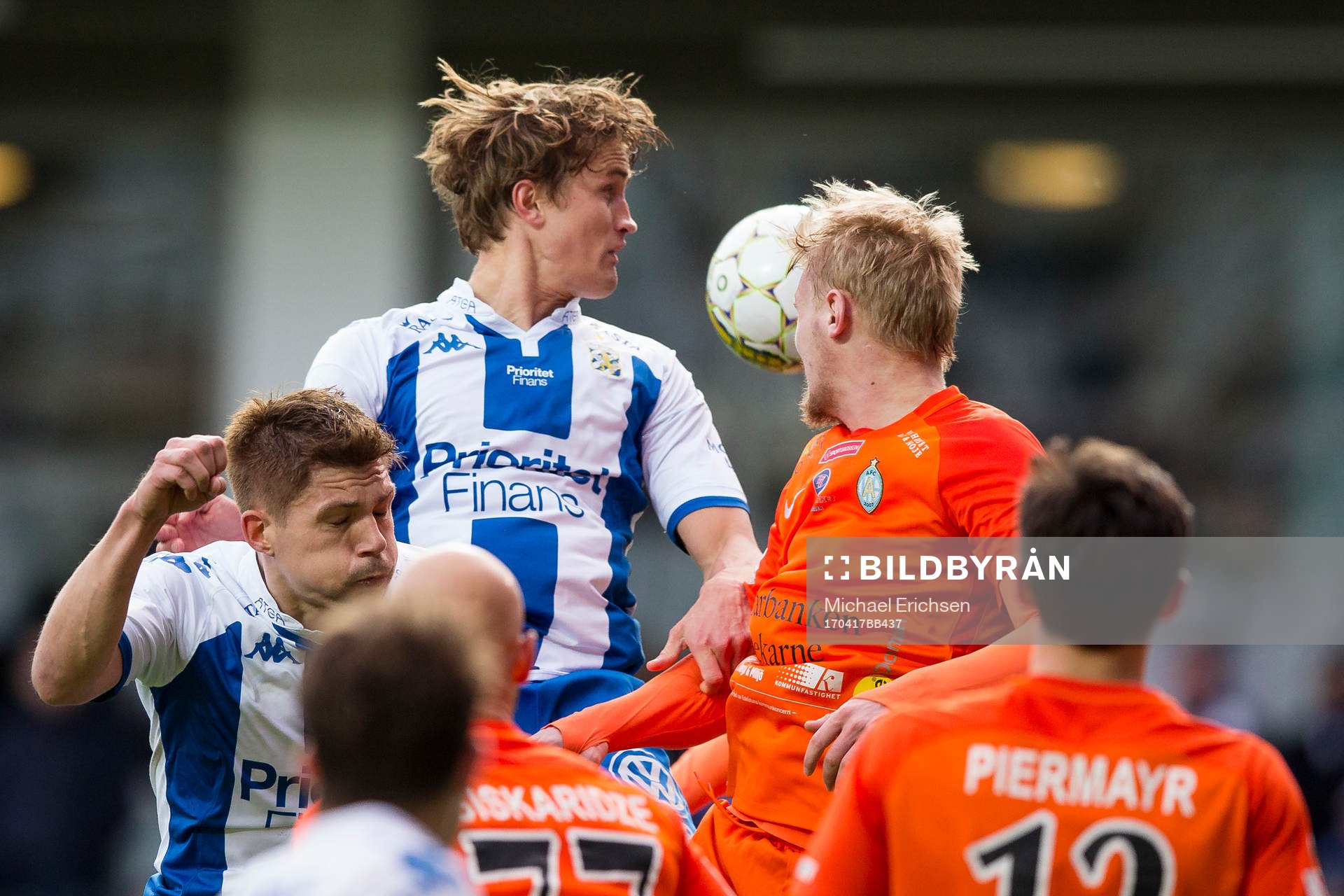 IFK Göteborgs Thomas Rogne i nickduell med AFC Eskilstunas