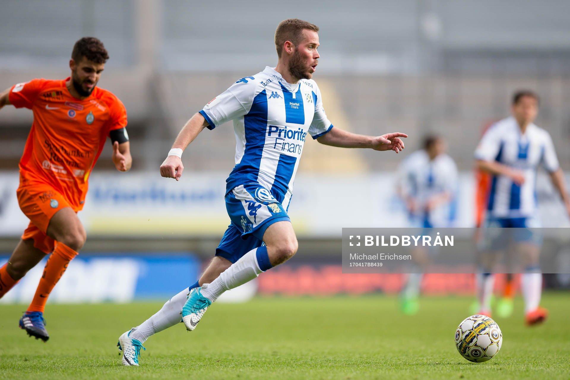 IFK Göteborgs Emil Salomonsson före AFC Eskilstunas Omar