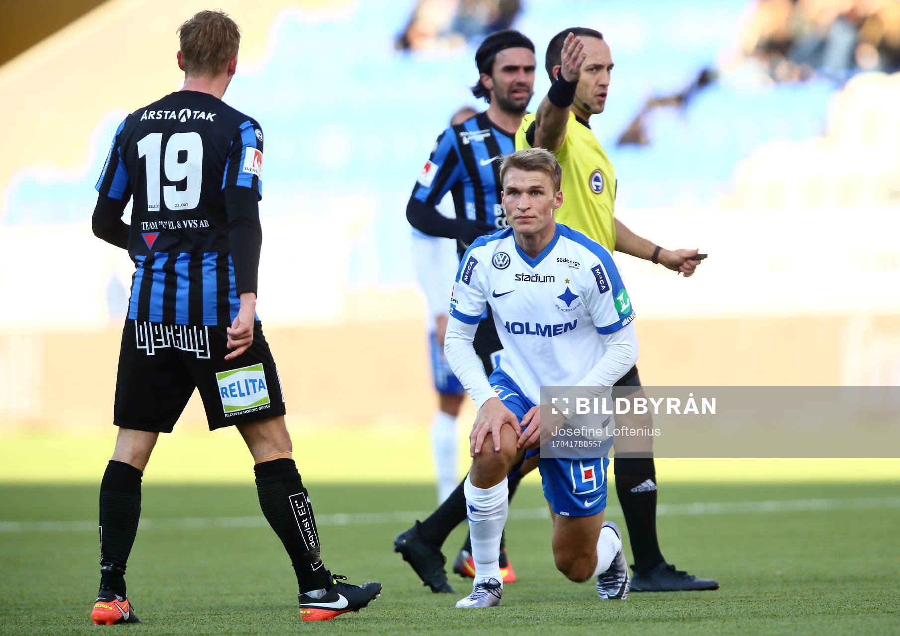 Norrköpings Sebastian Andersson med domaren bakom sig