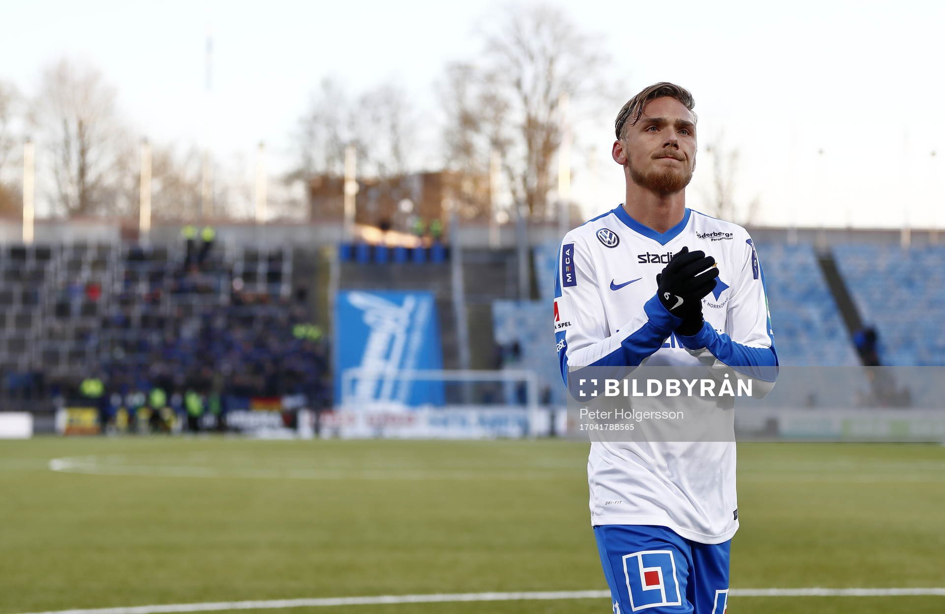 Norrköpings Linus Wahlqvist tackar publiken under fotbollsmatchen i Allsvenskan mellan Norrköping och Sirius den 17 april 2017 i Norrköping.