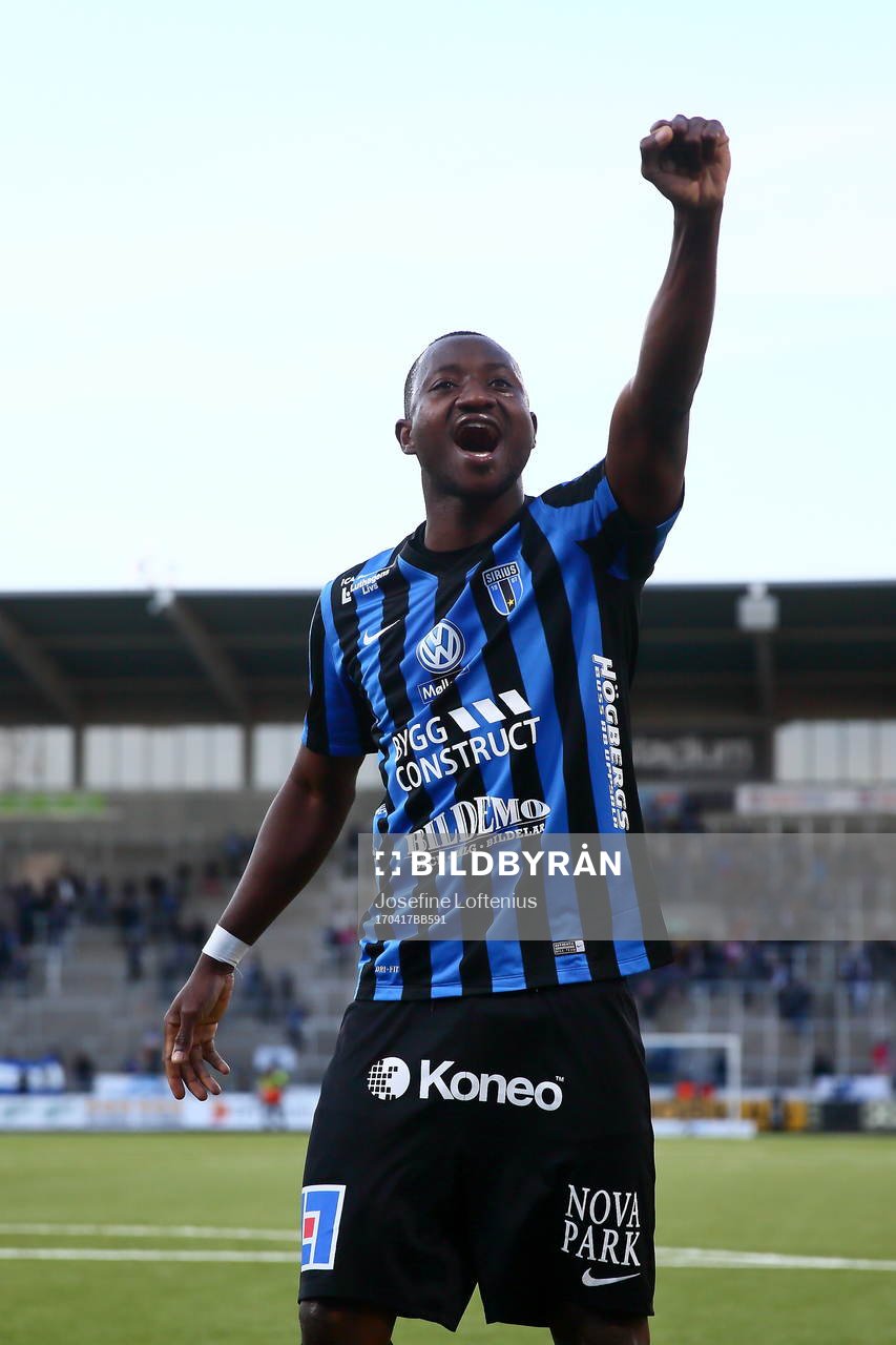 Sirius Moses Ogbu jublar efter fotbollsmatchen i Allsvenskan mellan Norrköping och Sirius den 17 april 2017 i Norrköping.