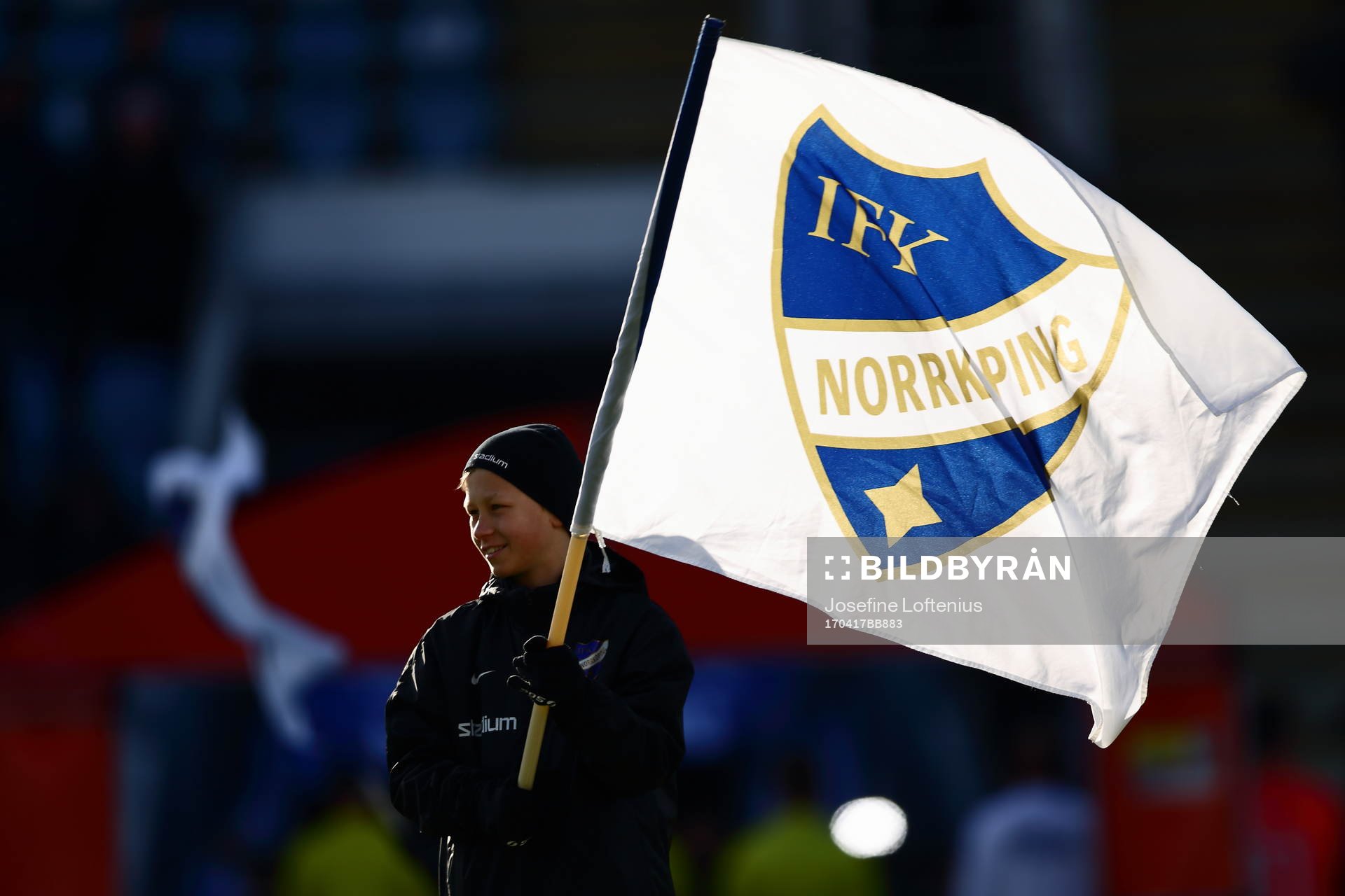 Flagga med Norrköpings klubbemblem innan  fotbollsmatchen