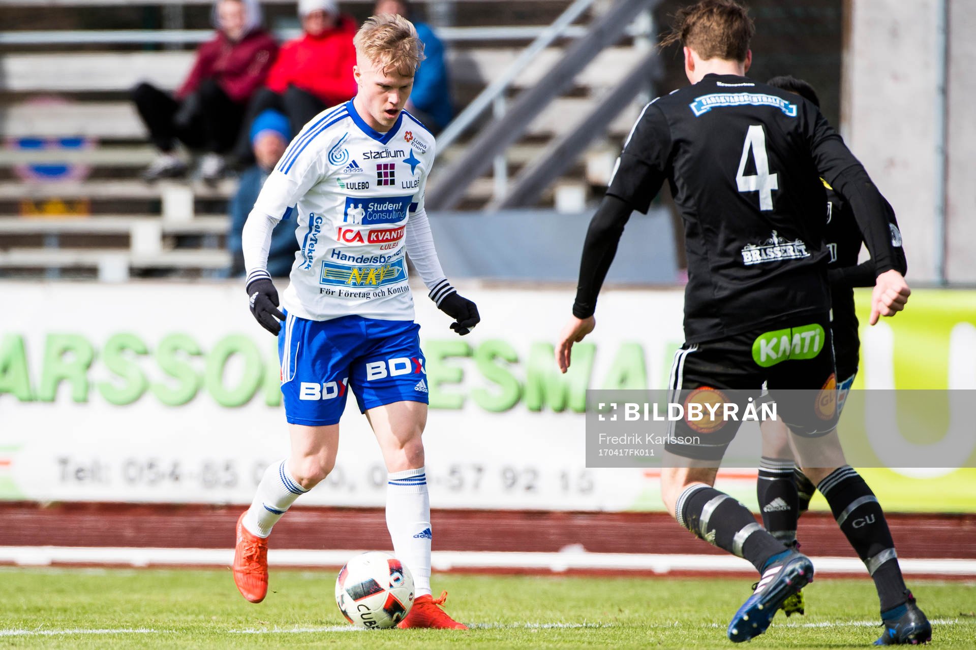 Luleås Linus Sjöberg under fotbollsmatchen i divison 1 norra mellan Carlstad och Luleå den 17 april 2017 i Karlstad.