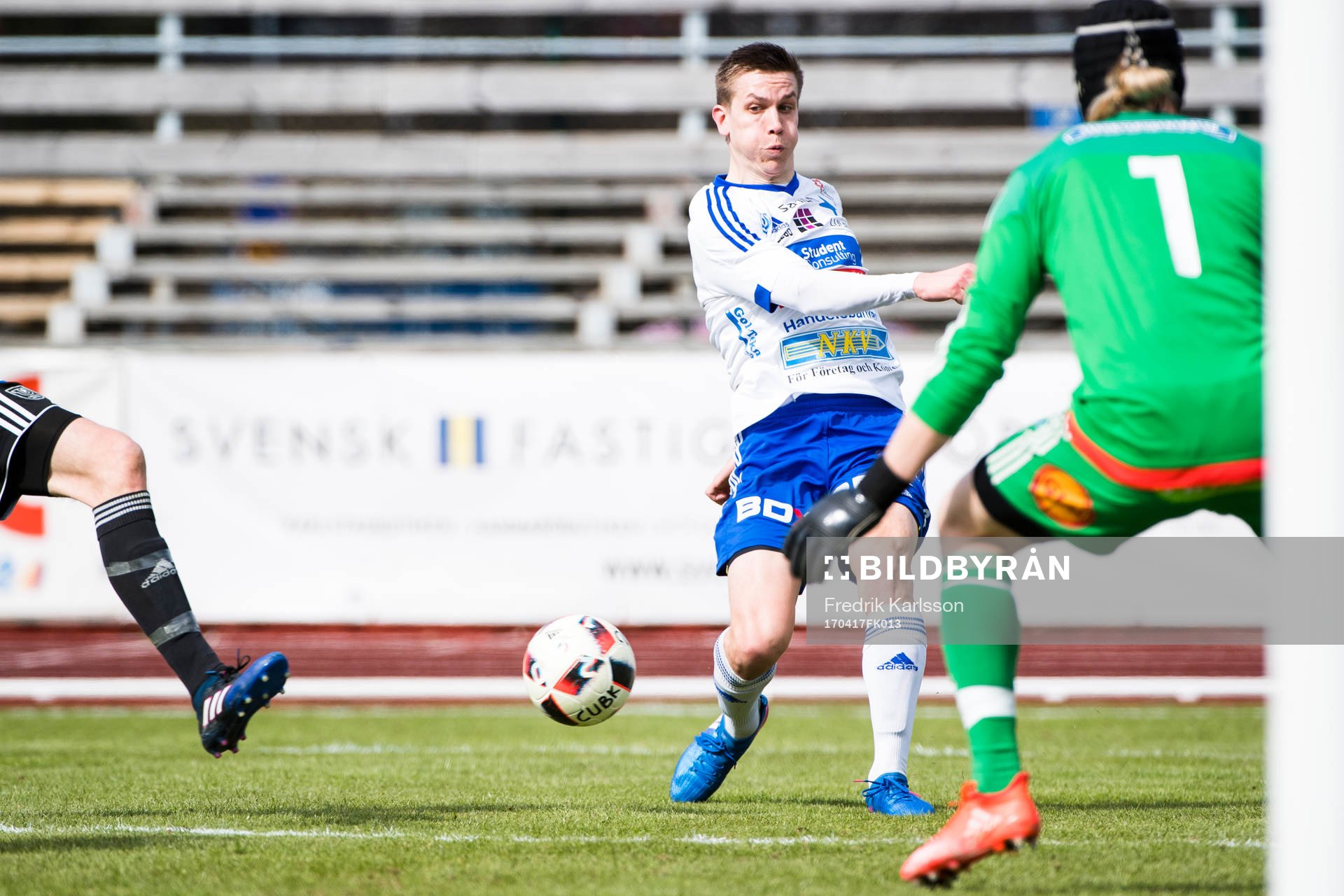 Luleås Anton Andersson under fotbollsmatchen i divison 1 norra mellan Carlstad och Luleå den 17 april 2017 i Karlstad.