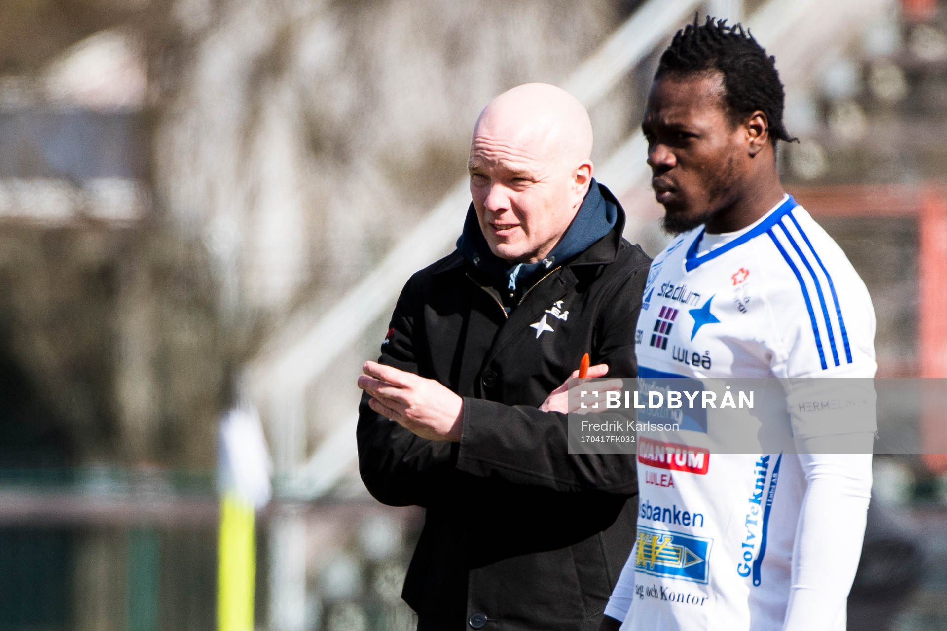 Luleås tränare Fredrik Waara med Luleås Tetteh Komey