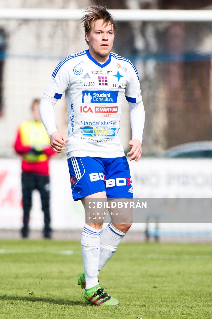 Luleås Emil Johansson under fotbollsmatchen i divison 1 norra mellan Carlstad och Luleå den 17 april 2017 i Karlstad.