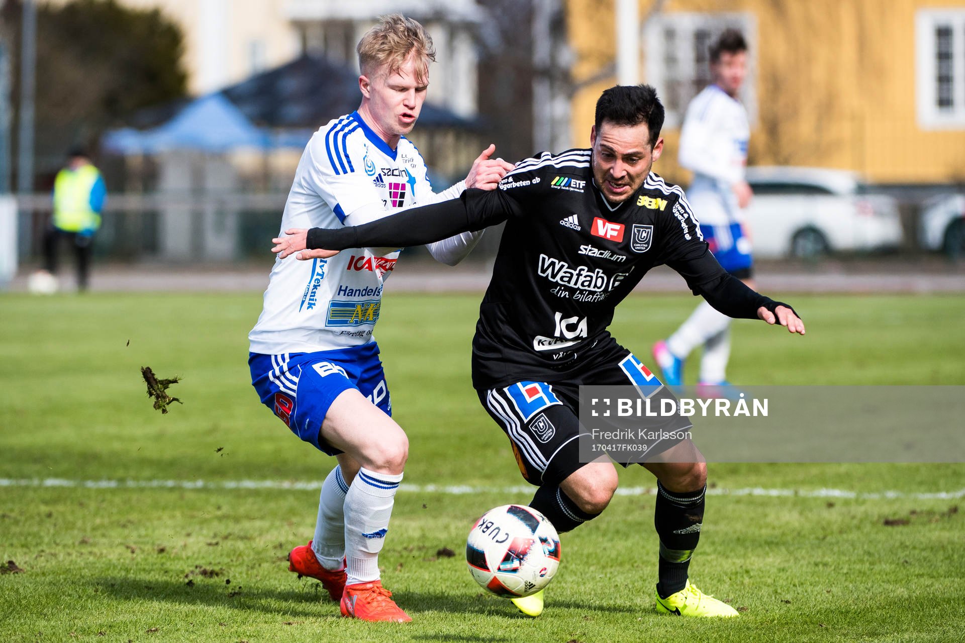 Luleås Linus Sjöberg i en kamp med Carlstads Bastian