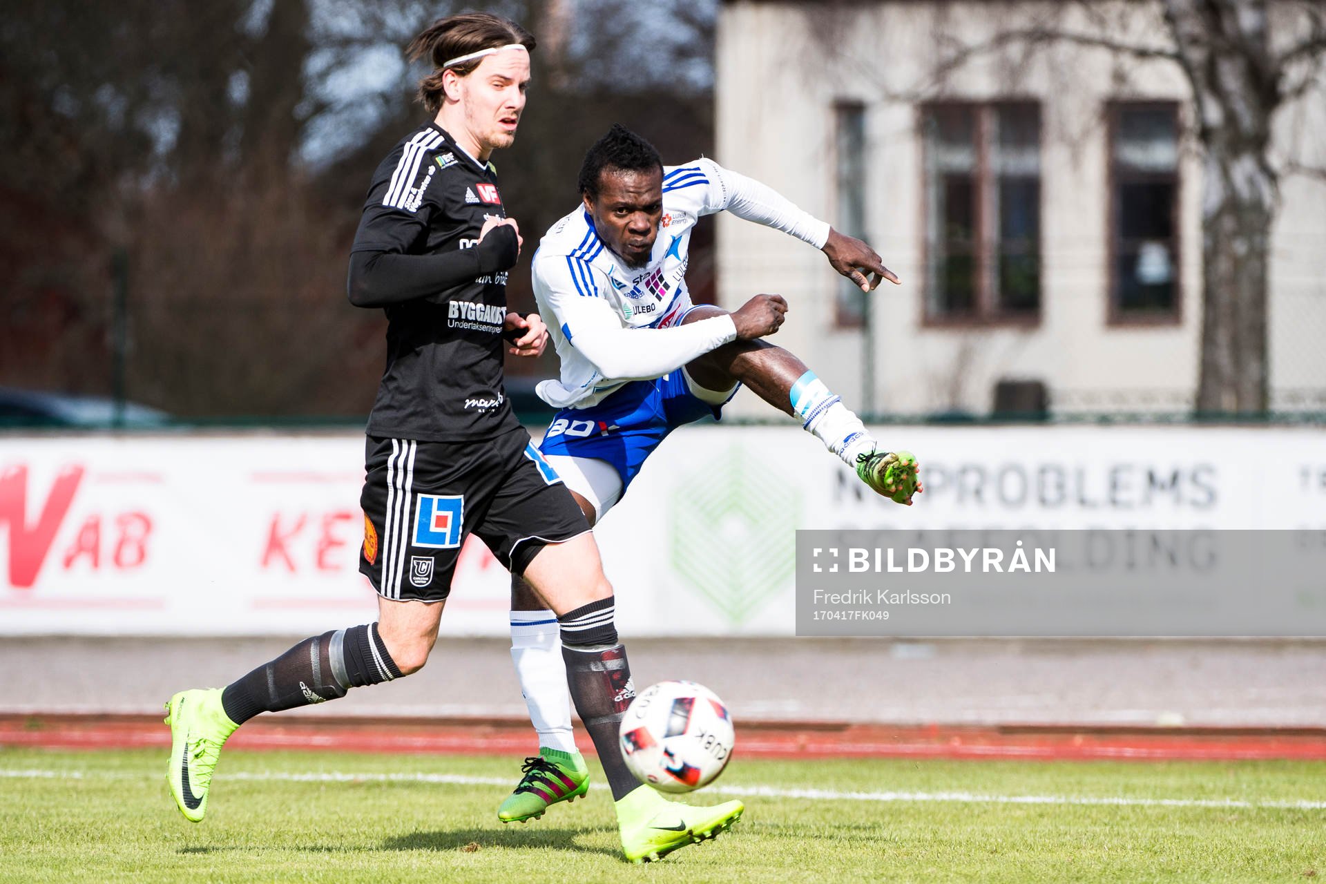 Luleås Tetteh Komey under fotbollsmatchen i divison 1 norra mellan Carlstad och Luleå den 17 april 2017 i Karlstad.
