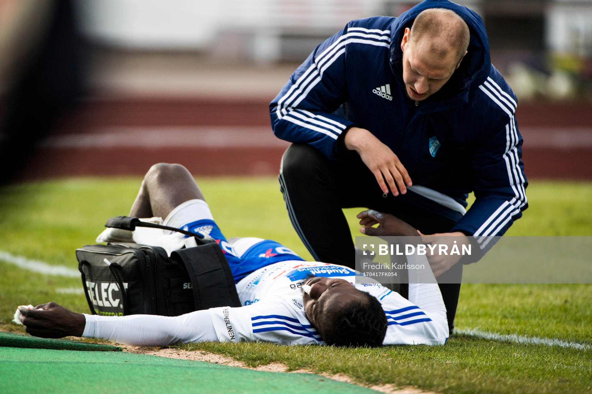 Luleås Tetteh Komey blir liggandes efter en krock under fotbollsmatchen i divison 1 norra mellan Carlstad och Luleå den 17 april 2017 i Karlstad.