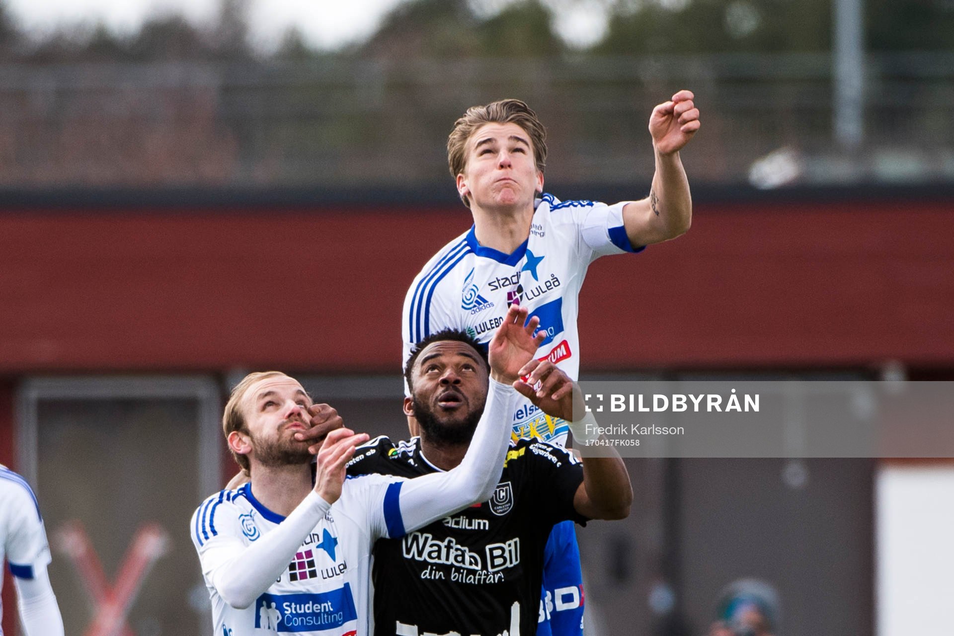 Luleås Jesper Medén och Sebastian Sandlund i en nickduell under fotbollsmatchen i divison 1 norra mellan Carlstad och Luleå den 17 april 2017 i Karlstad.